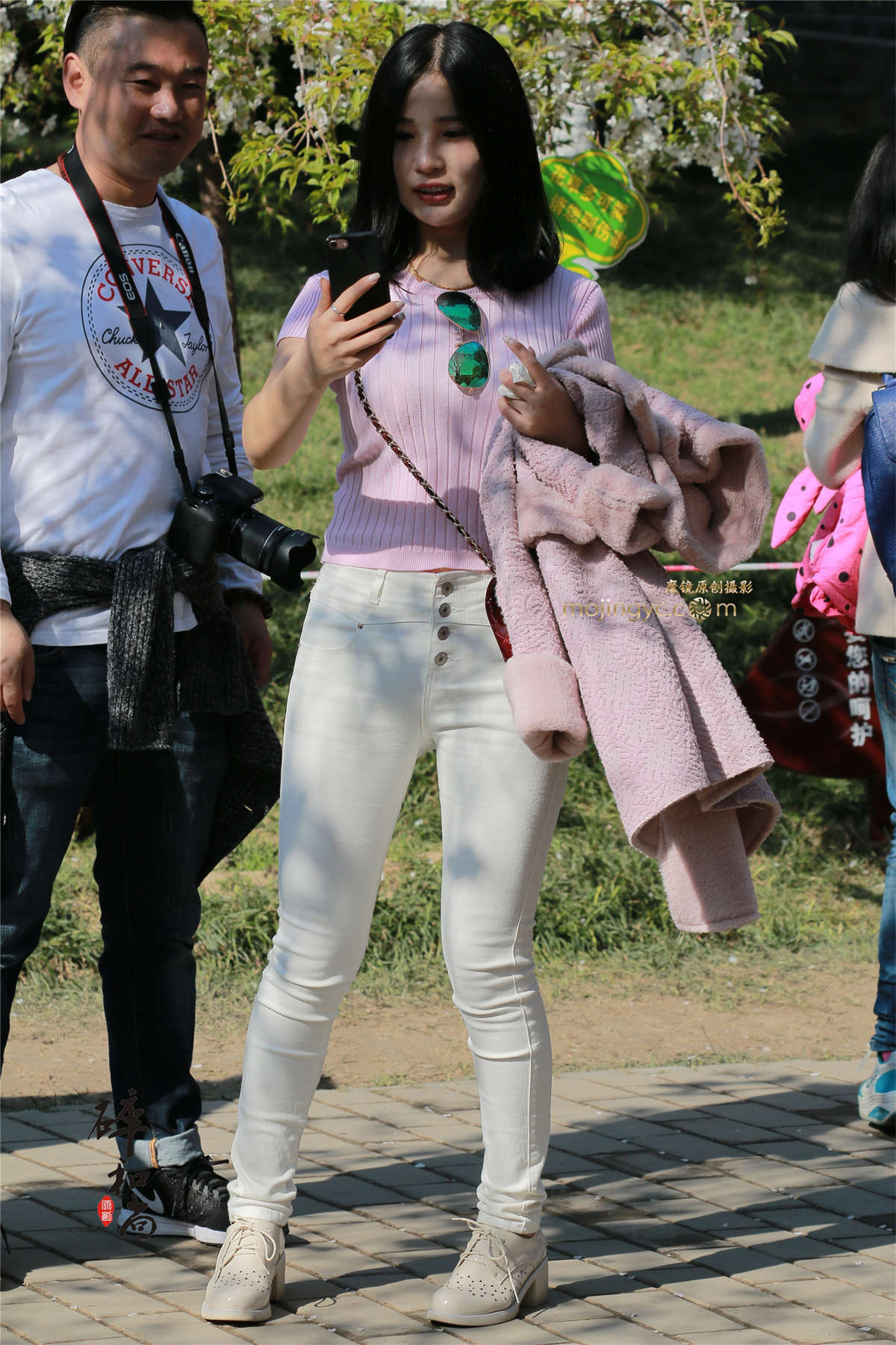 庆祝开赛第一帖：花丛中的紧身大白裤（25P）-日更街拍