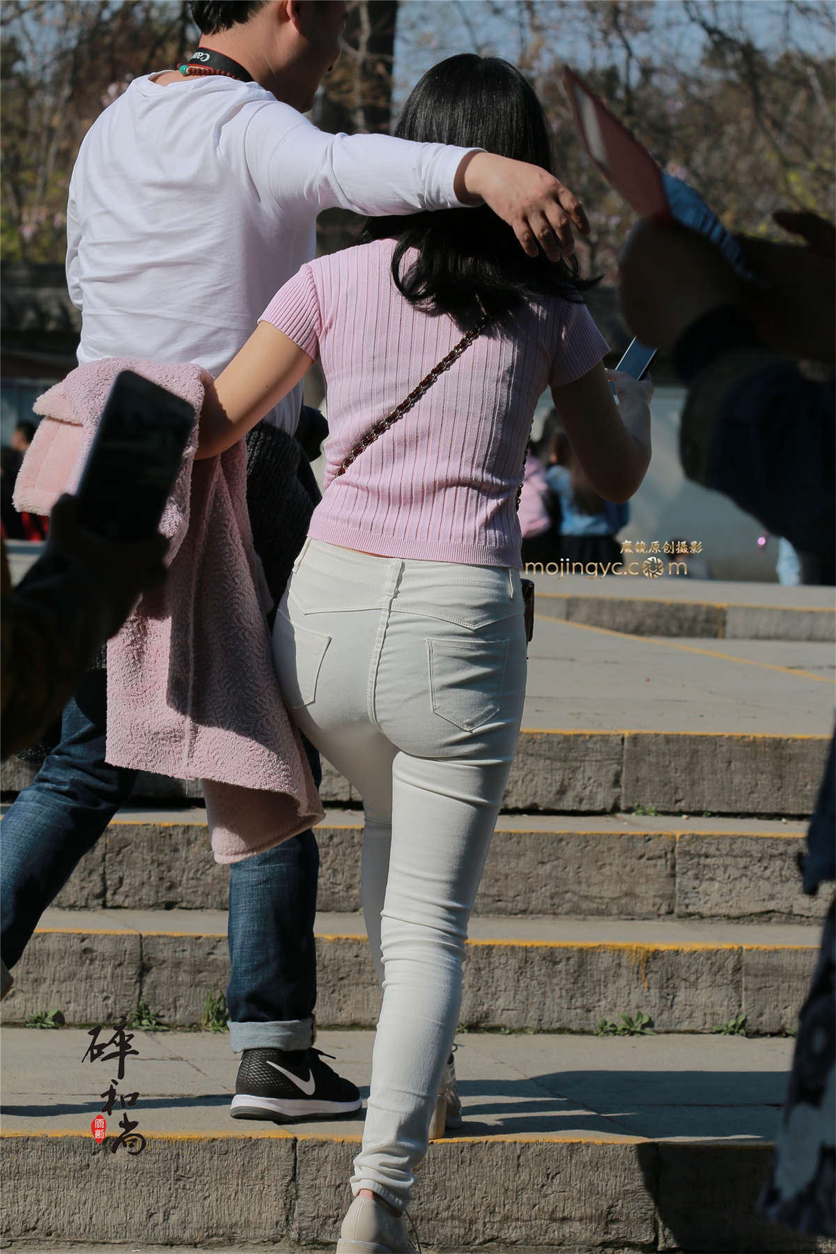 图片[2]-庆祝开赛第一帖：花丛中的紧身大白裤（25P）-日更街拍