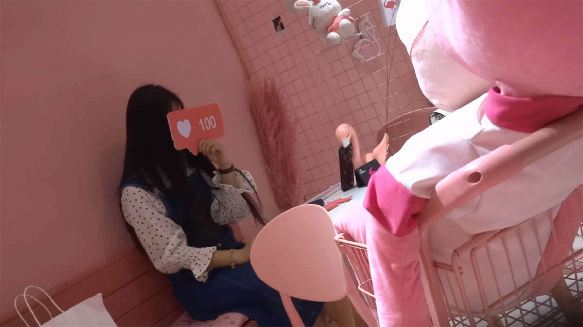 图片[2]-吃饭不忘自拍的气质小妹妹-日更街拍