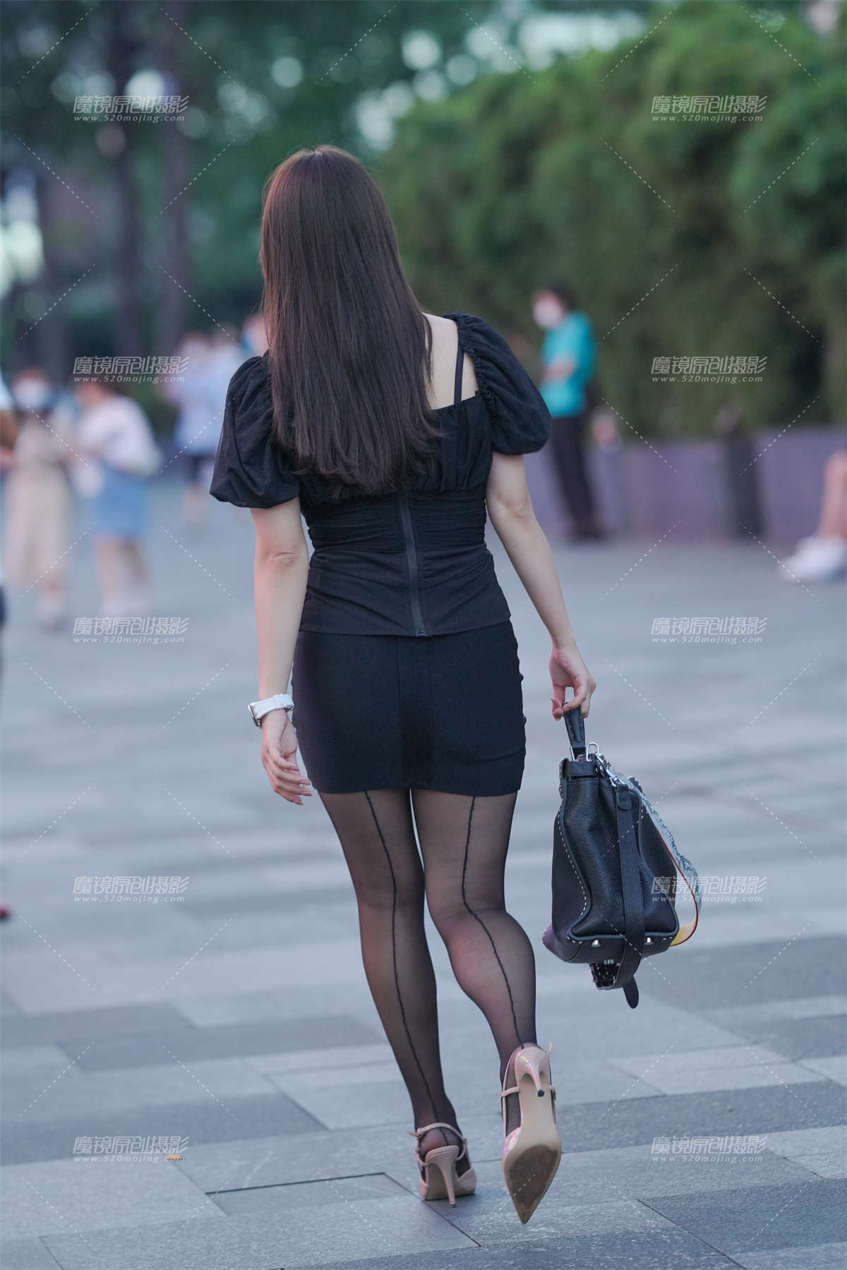 图片[2]-风韵犹存的黑丝小姐姐-日更街拍