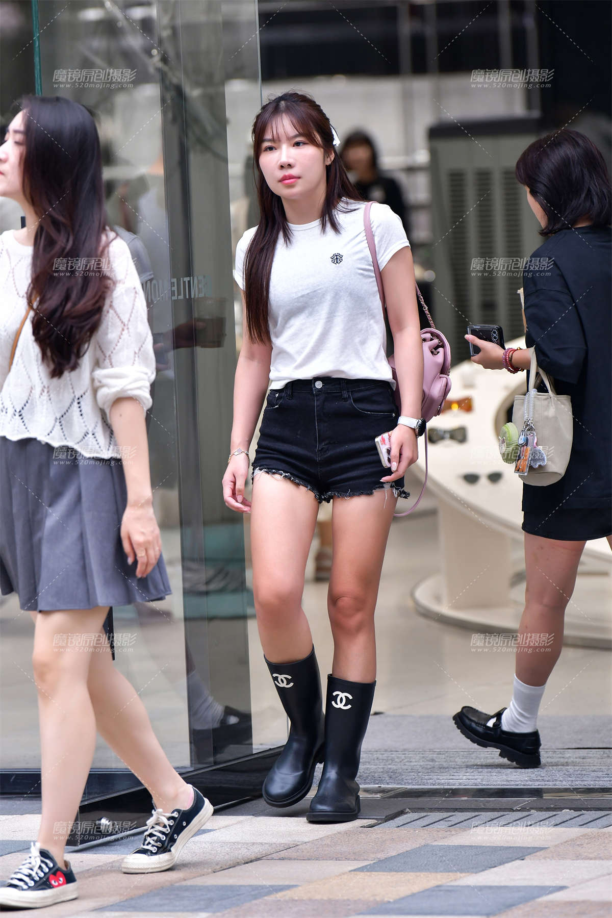 ★蝴蝶结黑色热裤美女-日更街拍