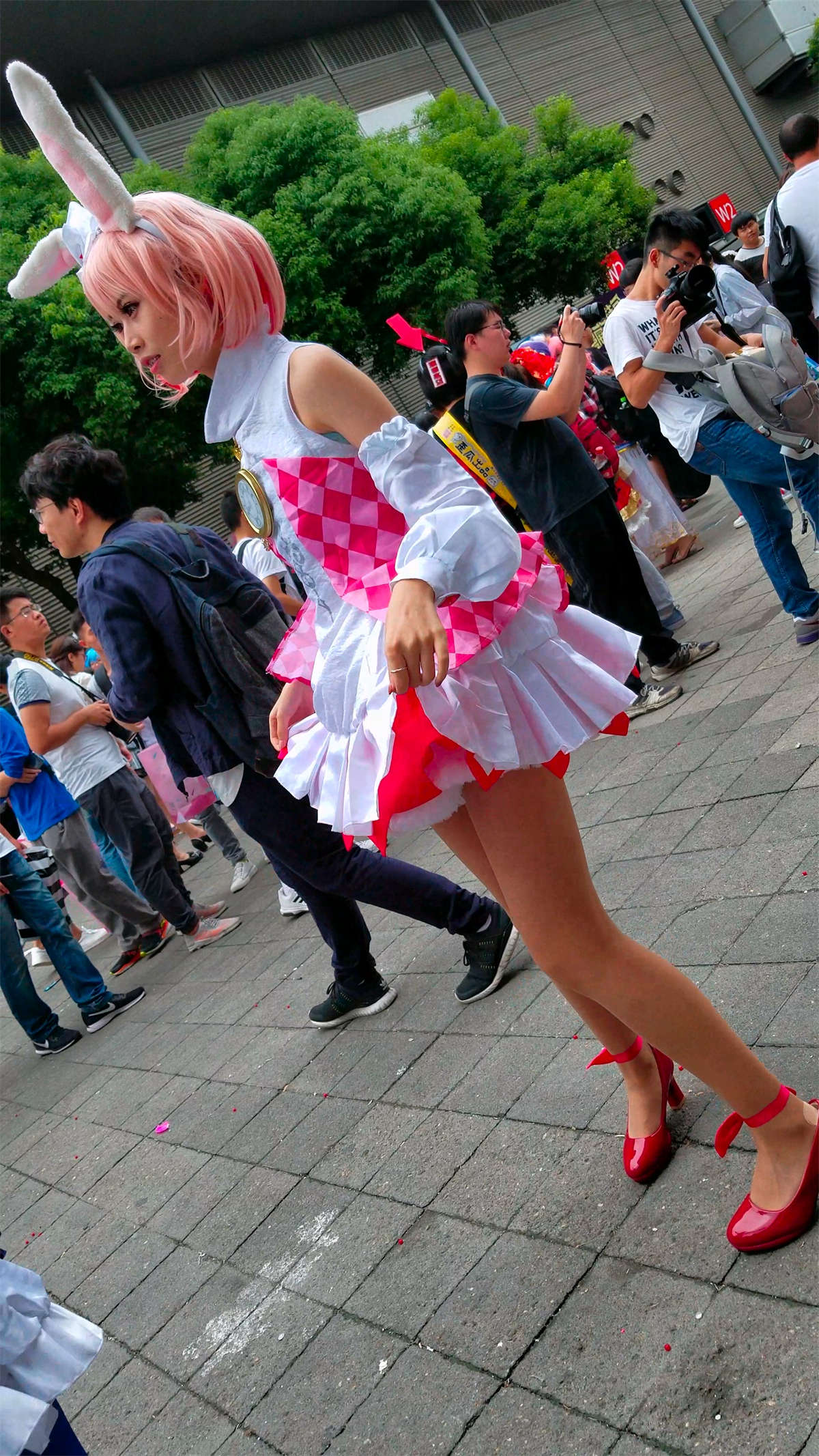 玩cosplay装扮兔女郎的二次元青春少女-日更街拍