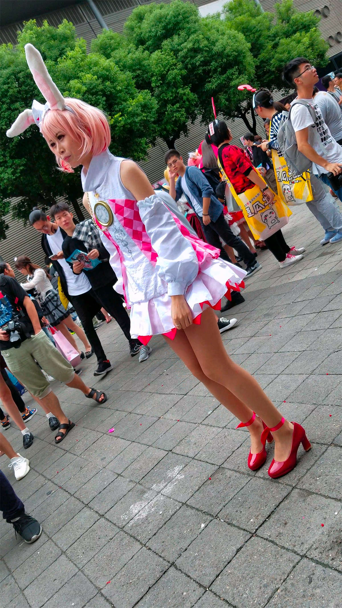 图片[2]-玩cosplay装扮兔女郎的二次元青春少女-日更街拍