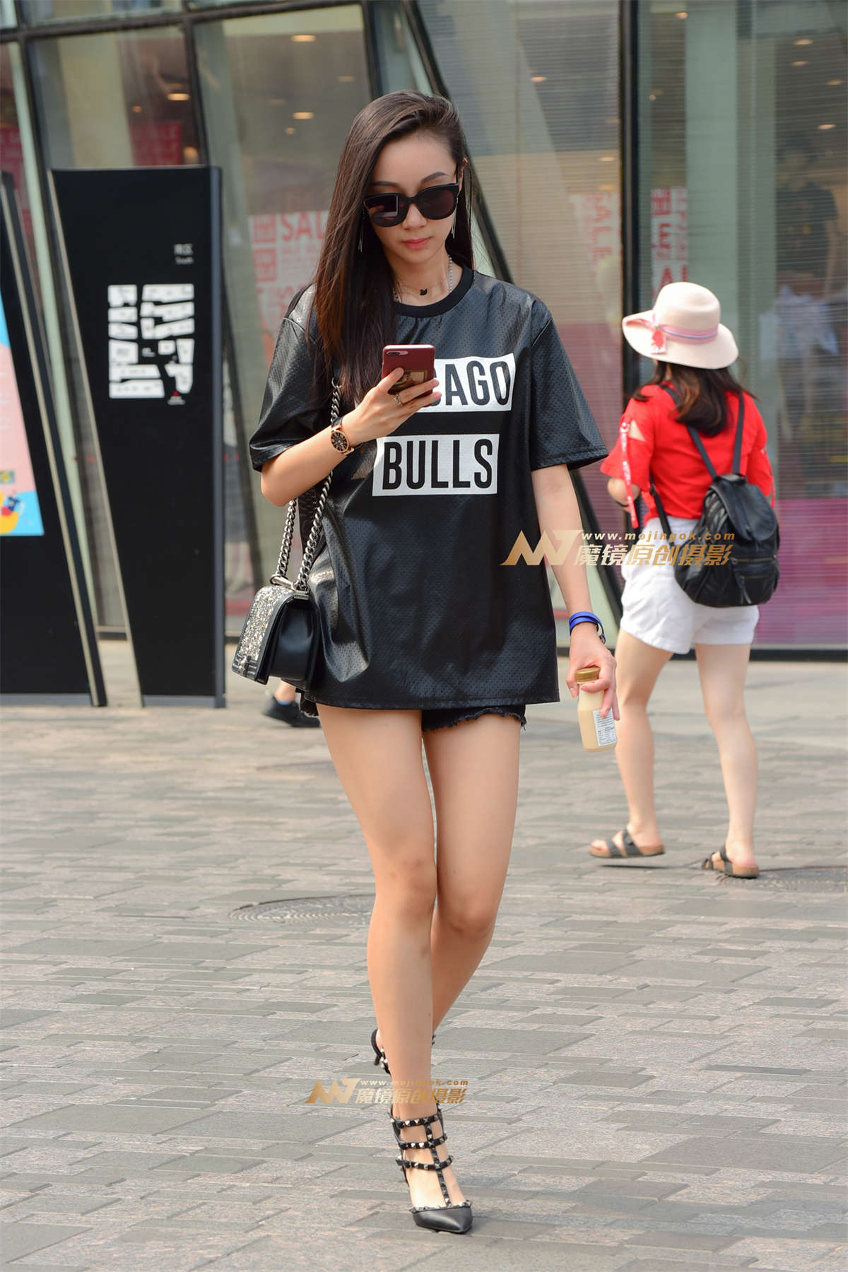 时尚墨镜热裤长腿美女-日更街拍