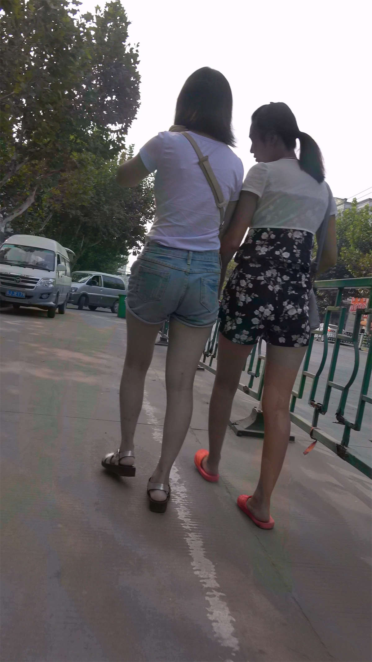 雪白美腿热裤小美女-日更街拍