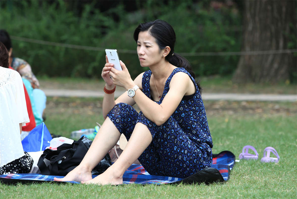 图片[2]-踏青公园街拍系列No.4 二趾微长的少妇骨感玉足-日更街拍