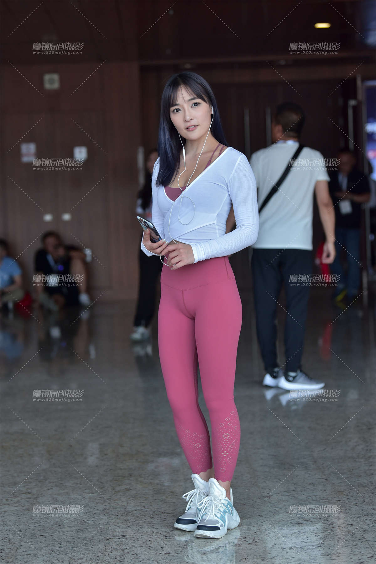 【赛德克赛帖】玩直播的甜美小姐姐 回头率真高-日更街拍