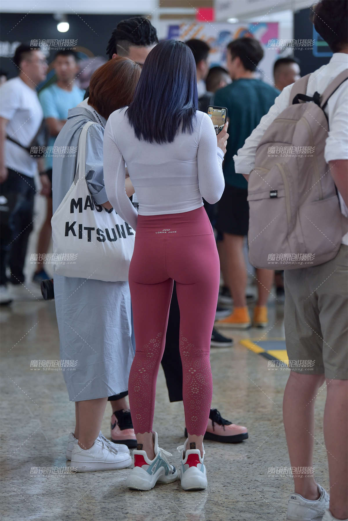 图片[2]-【赛德克赛帖】玩直播的甜美小姐姐 回头率真高-日更街拍