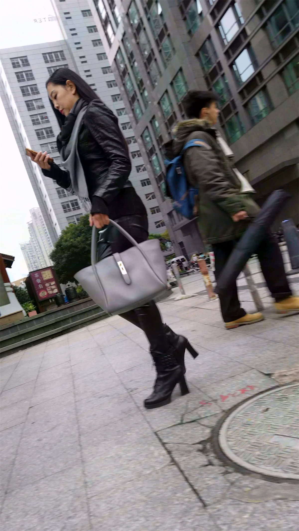 走路急匆匆的黑色皮裤长腿长发少妇-日更街拍