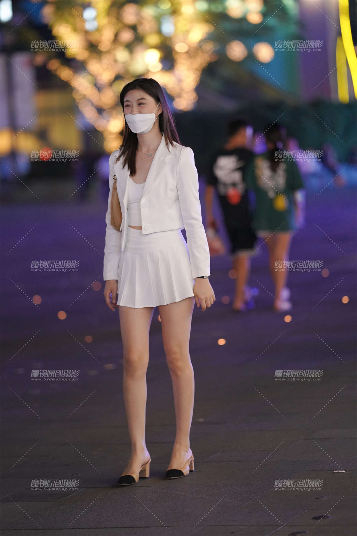 肤白貌美百褶裙美女-日更街拍