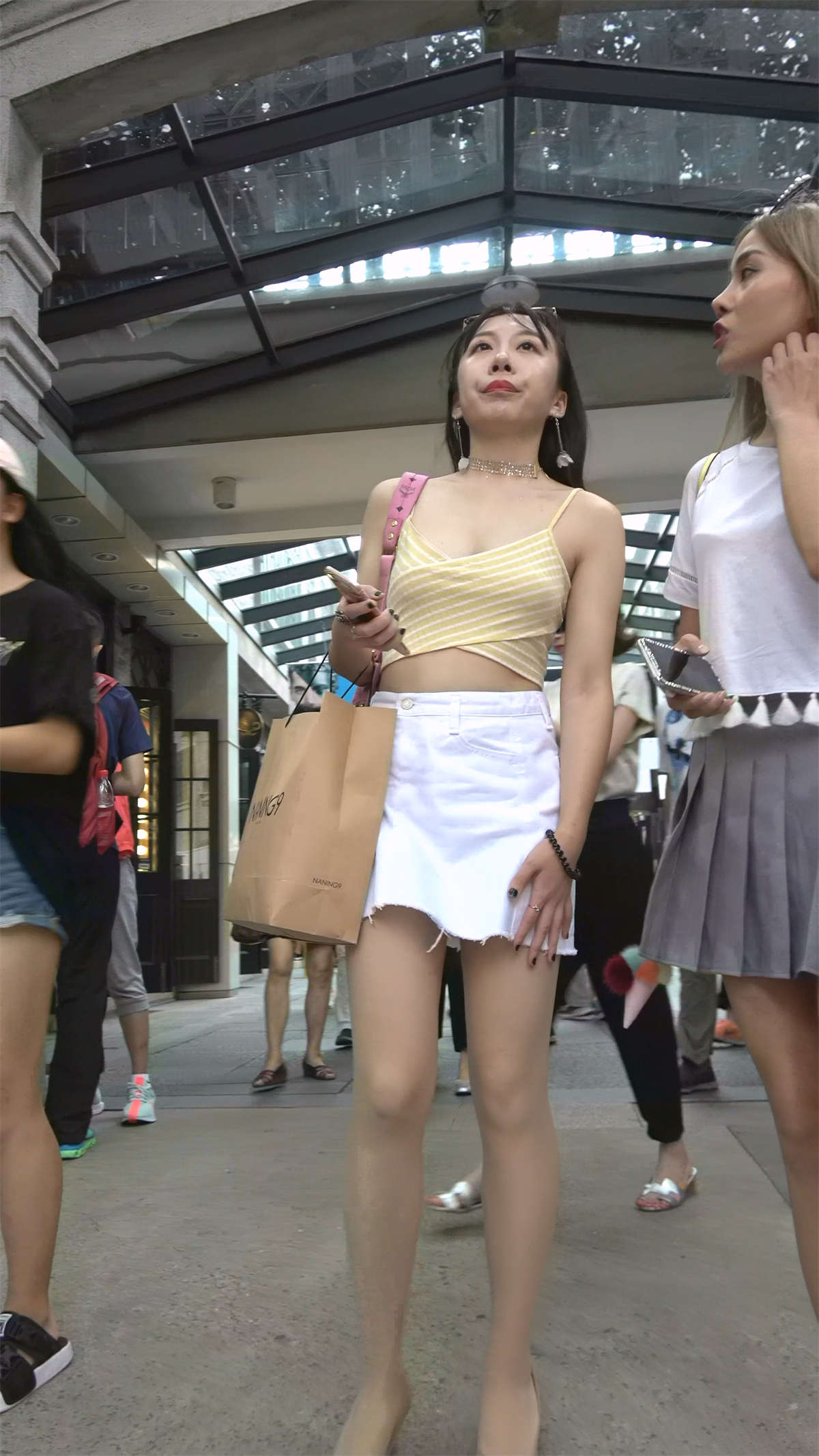 黄色吊带衫白色短裙美女-日更街拍