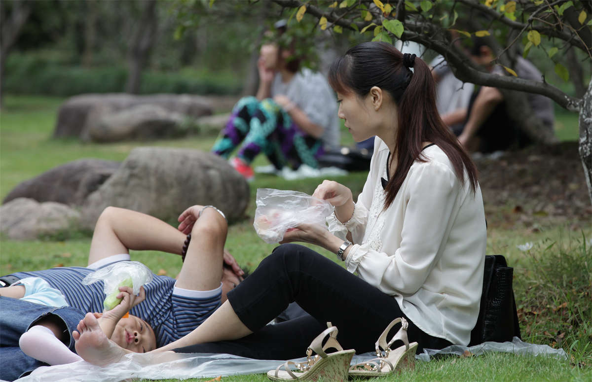 图片[2]-踏青公园街拍系列No.1328 高冷型少妇的高弧度骨感玉足-日更街拍