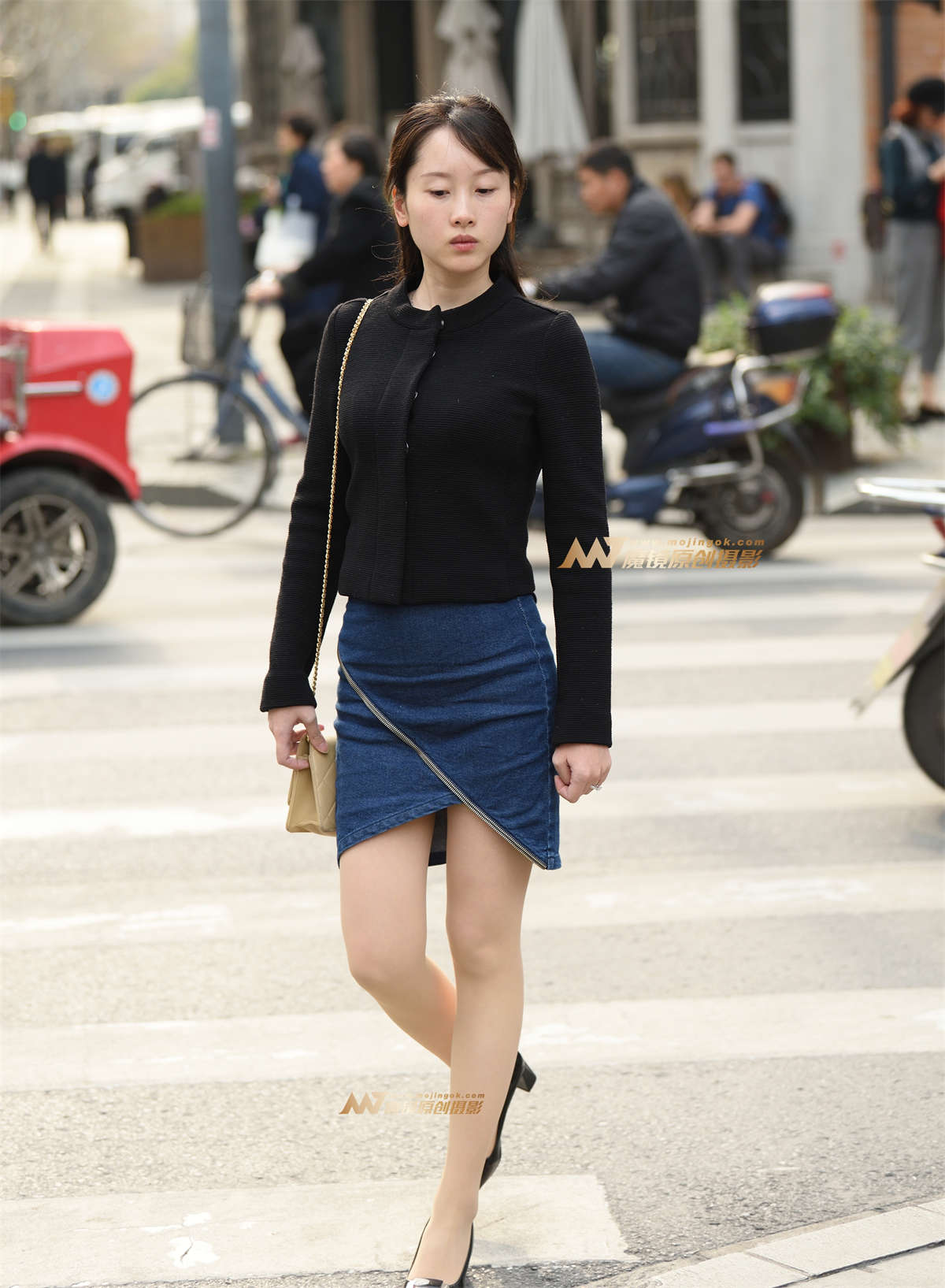 很配合的一位年轻妈妈-日更街拍