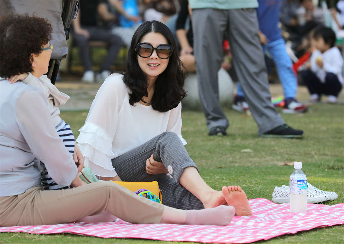 图片[2]-踏青公园街拍系列No.1135 集美艳、雪肌、玉足于一身的极品少妇登场了 第1套-日更街拍