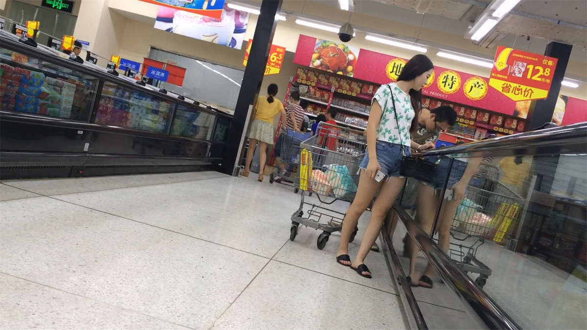 图片[2]-极品MM在商场试了一下鞋子-日更街拍