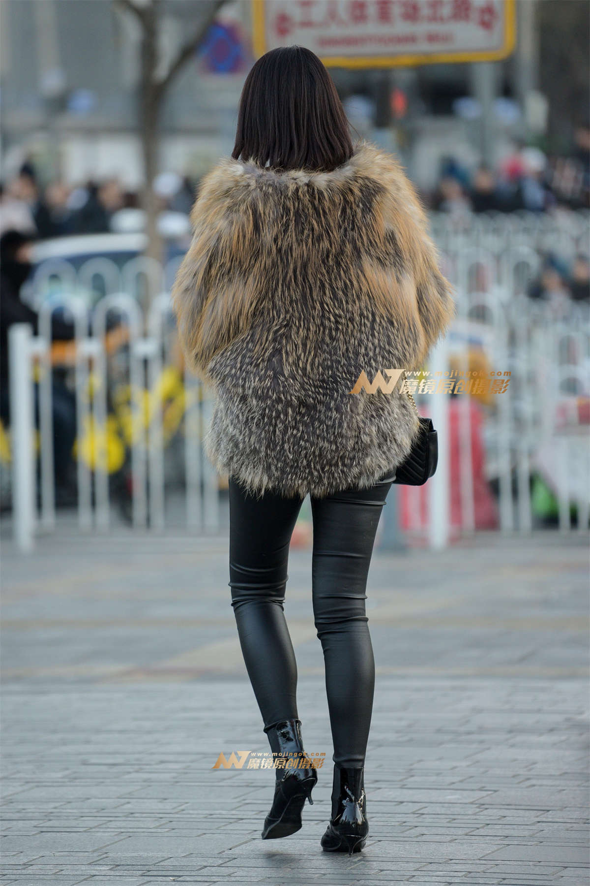 图片[2]-时尚皮裤长腿小高跟女郎-日更街拍