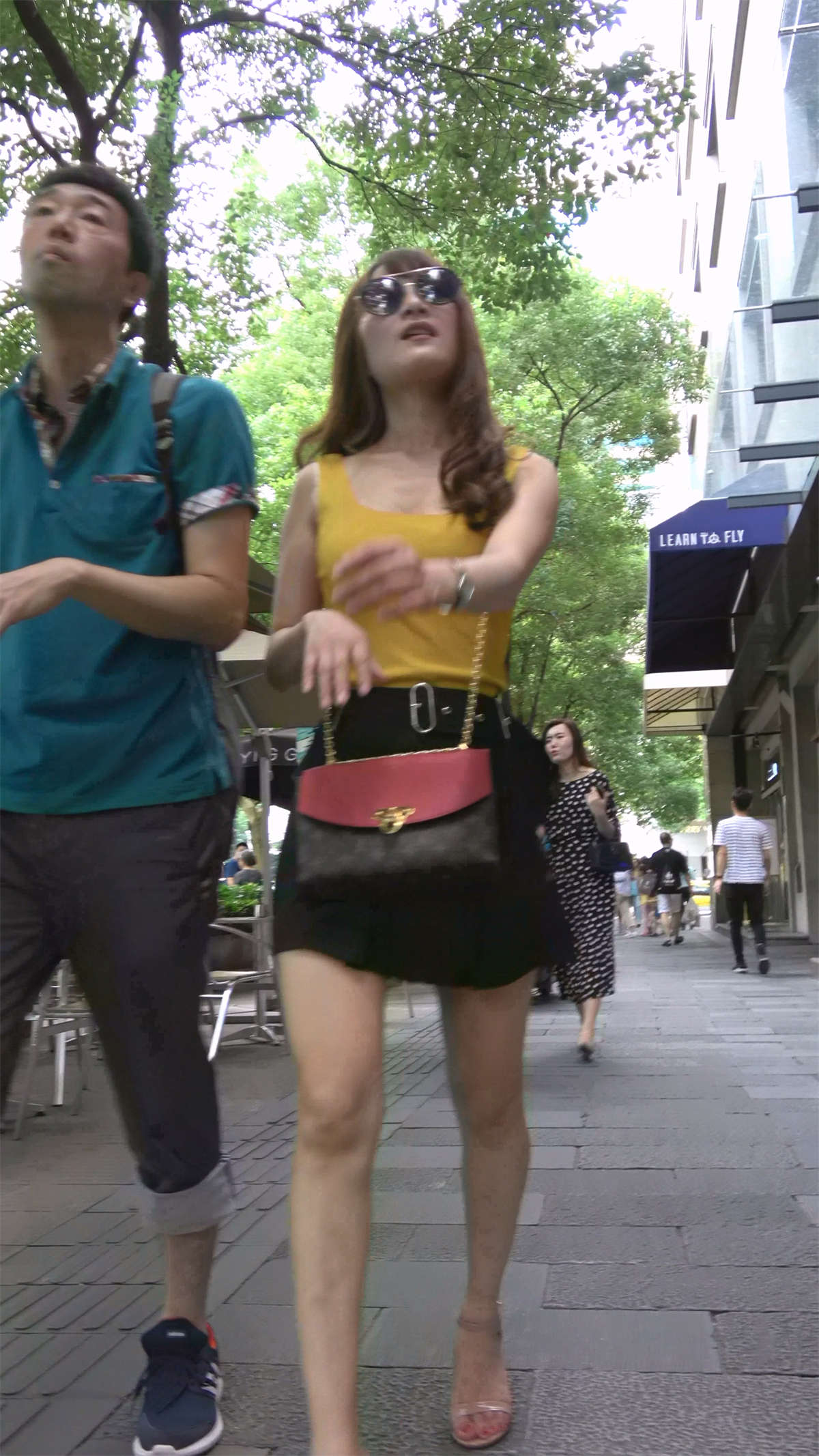 图片[2]-黄衣服短裙凉高跟性感美女-日更街拍