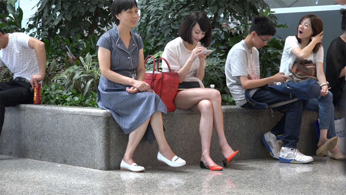 只顾玩手机，鞋子都玩掉了-日更街拍