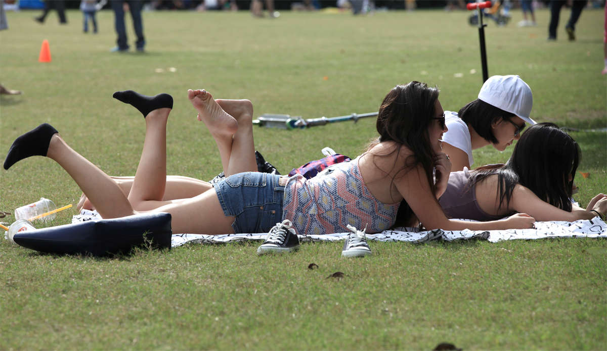 图片[2]-踏青公园街拍系列No.1353 长相和气质都有几分神似徐静蕾的女神 第1套-日更街拍