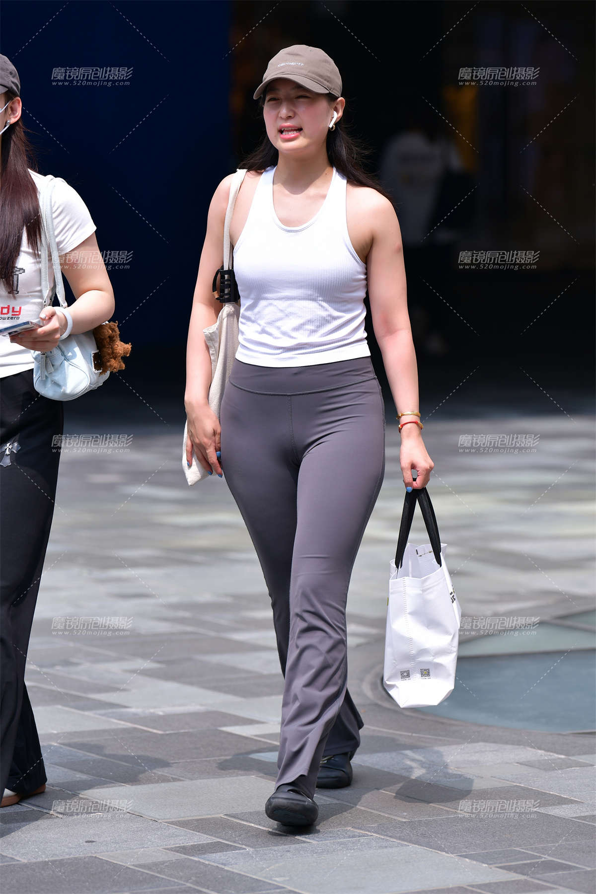 ★紧身裤微丰腴美女-日更街拍