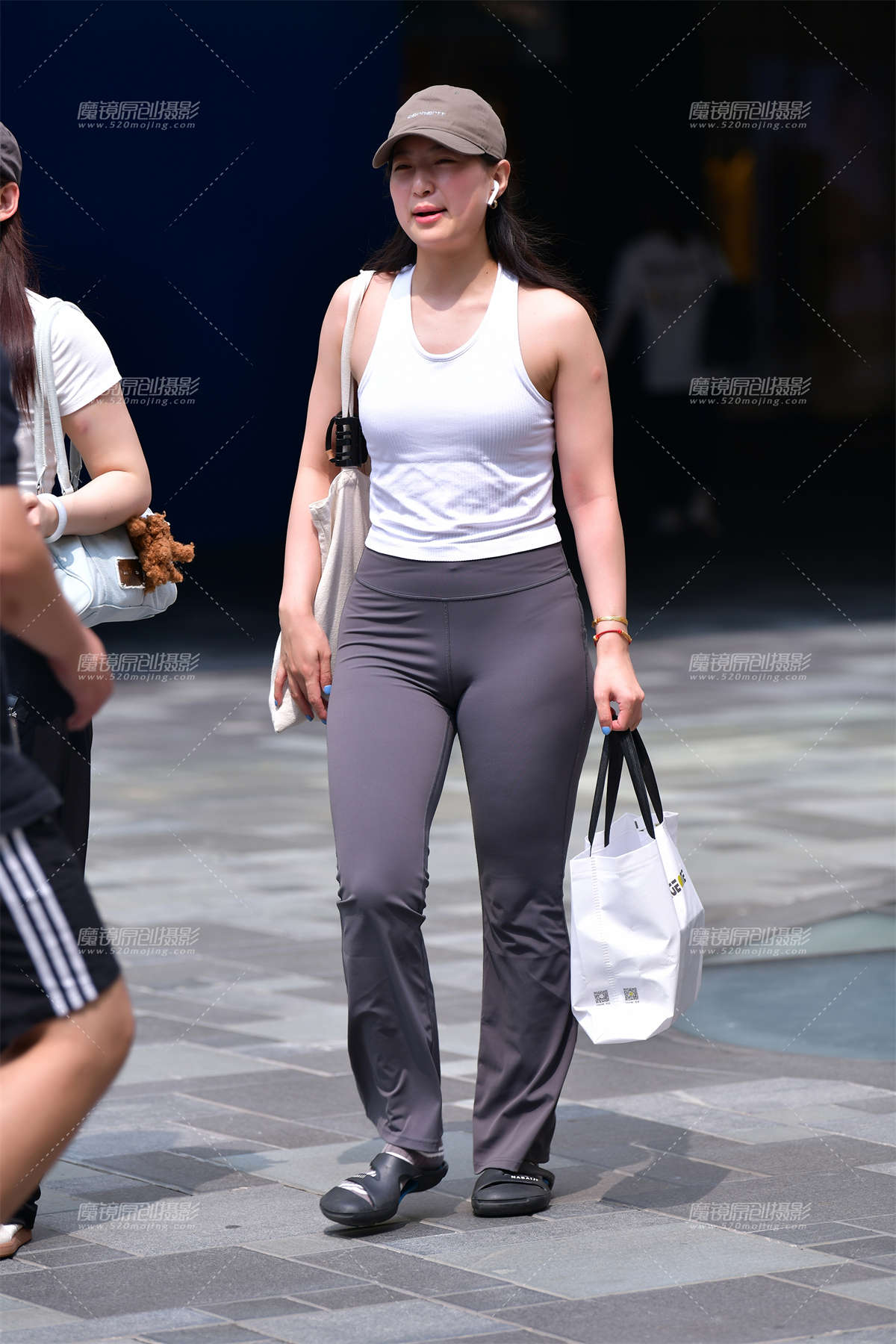 图片[2]-★紧身裤微丰腴美女-日更街拍