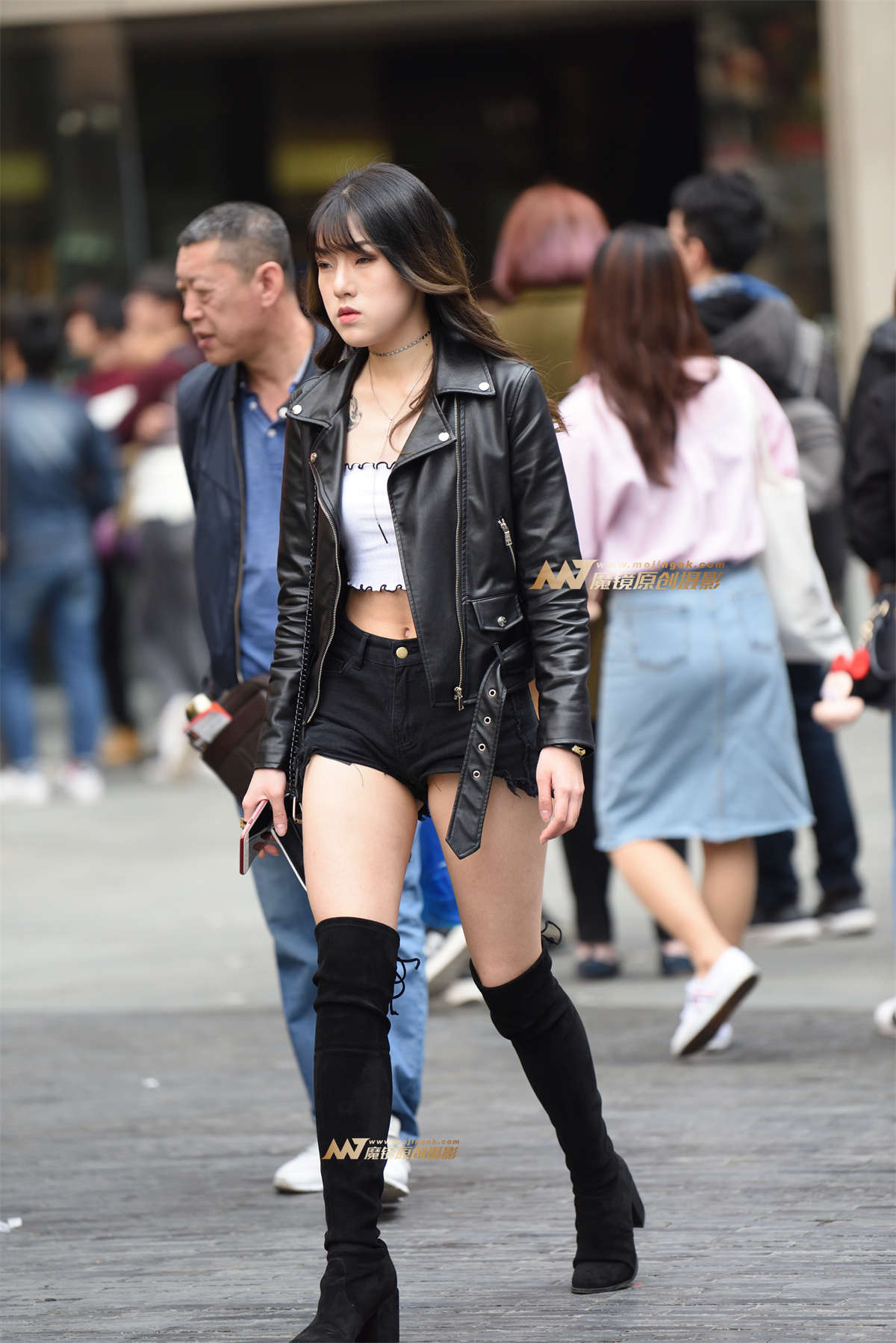 走的飞快的裤妹-日更街拍