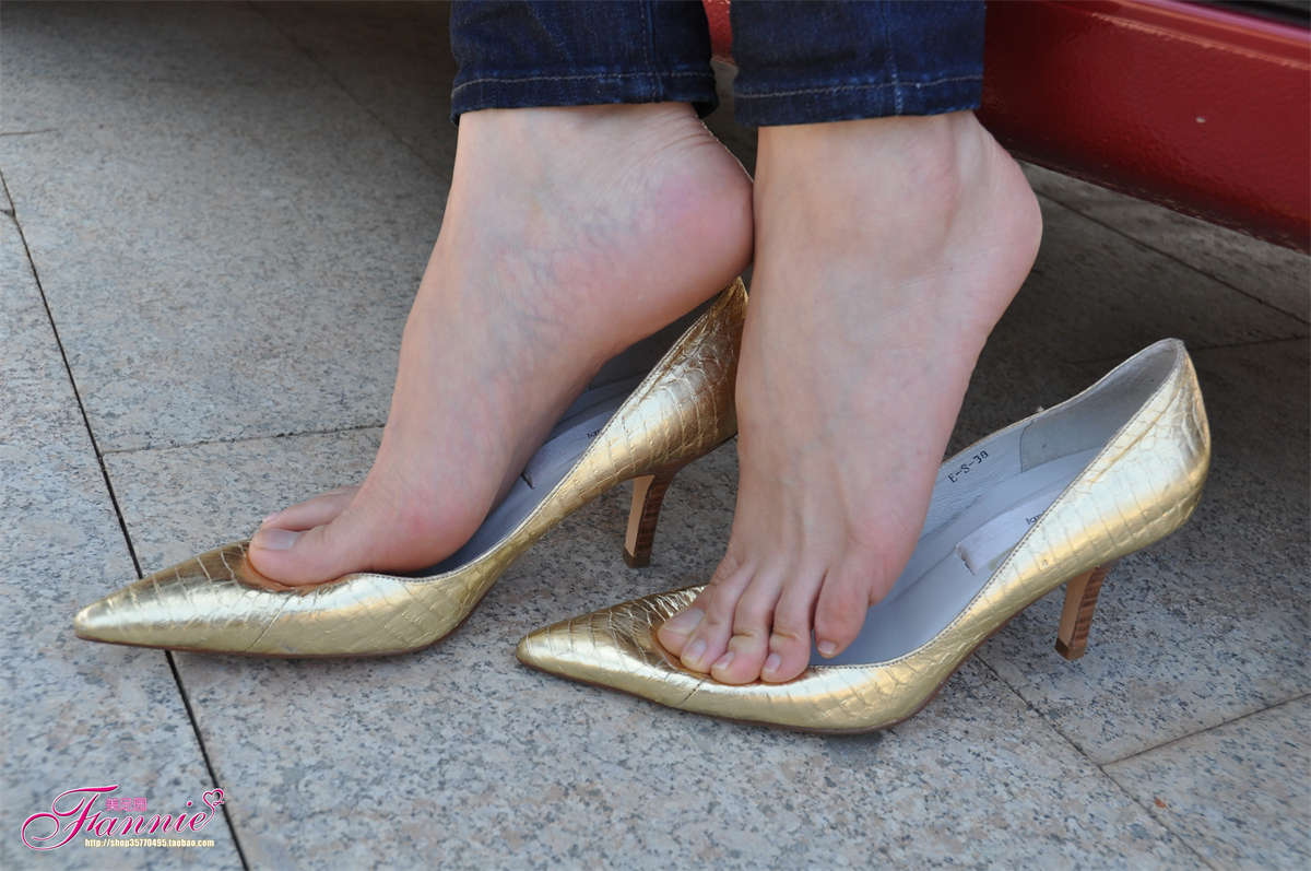 Fannie芬妮美足园NO.59 车窗外的风景（船鞋）-日更街拍