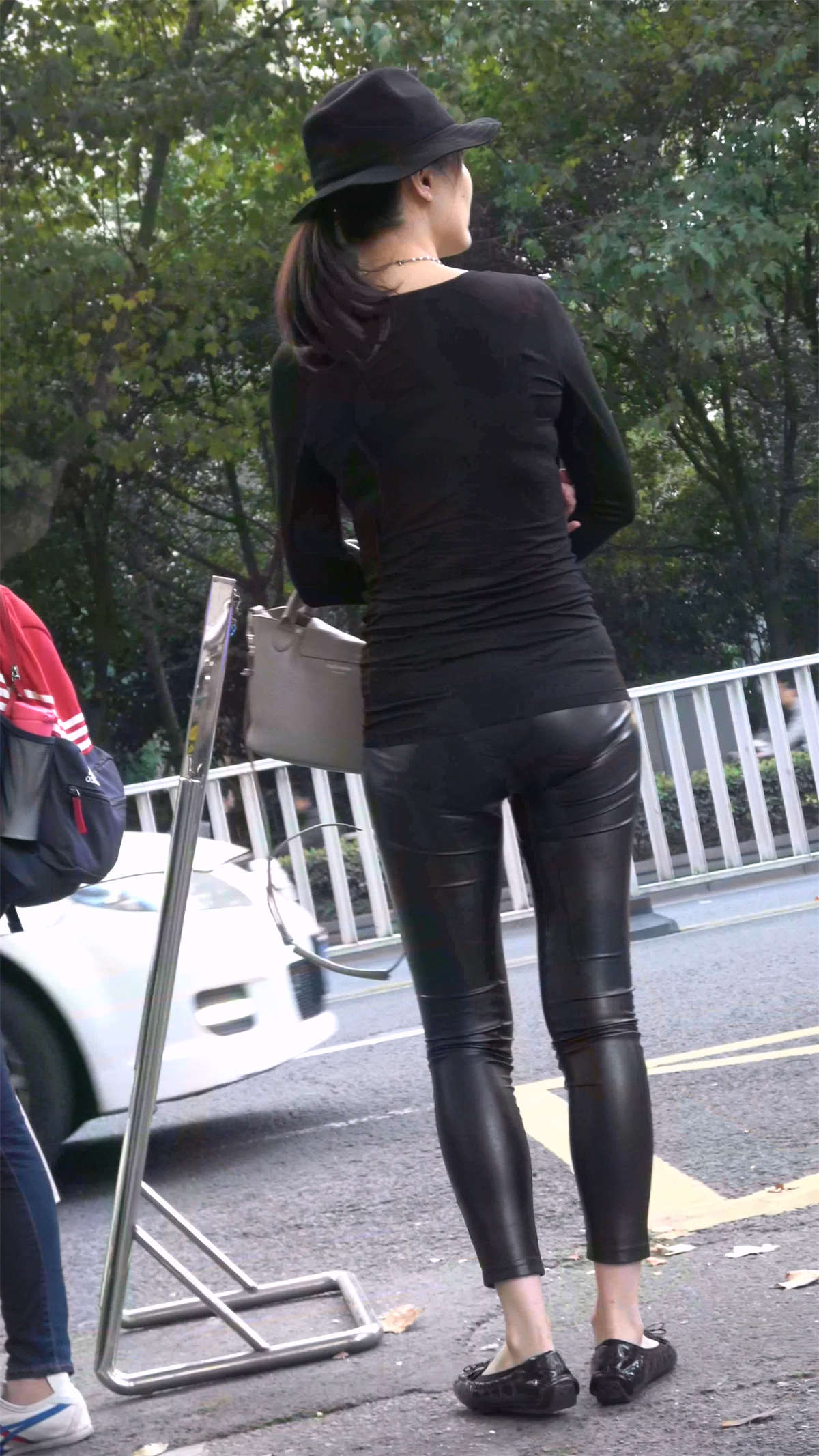 黑T恤紧身皮裤苗条美女-日更街拍