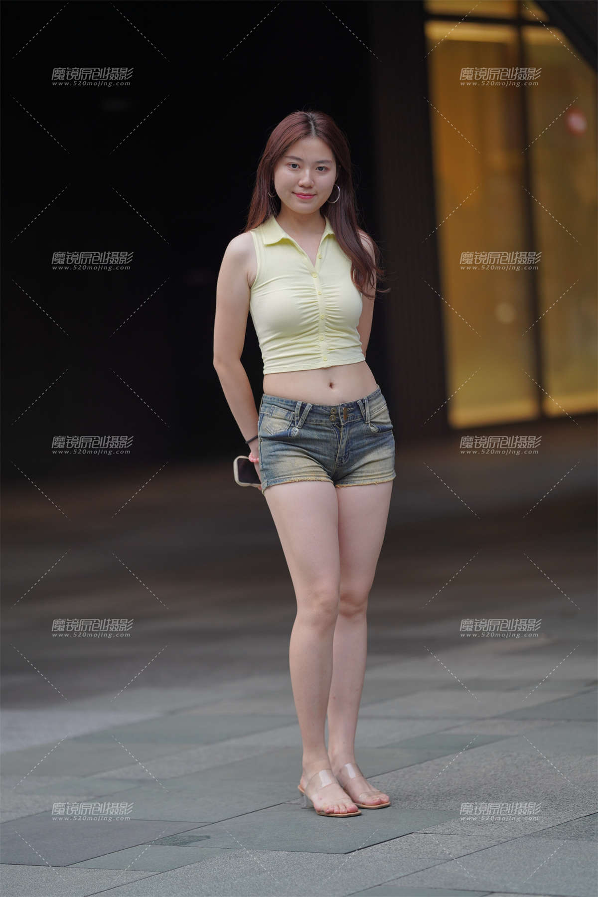 热裤紧牛长腿-日更街拍