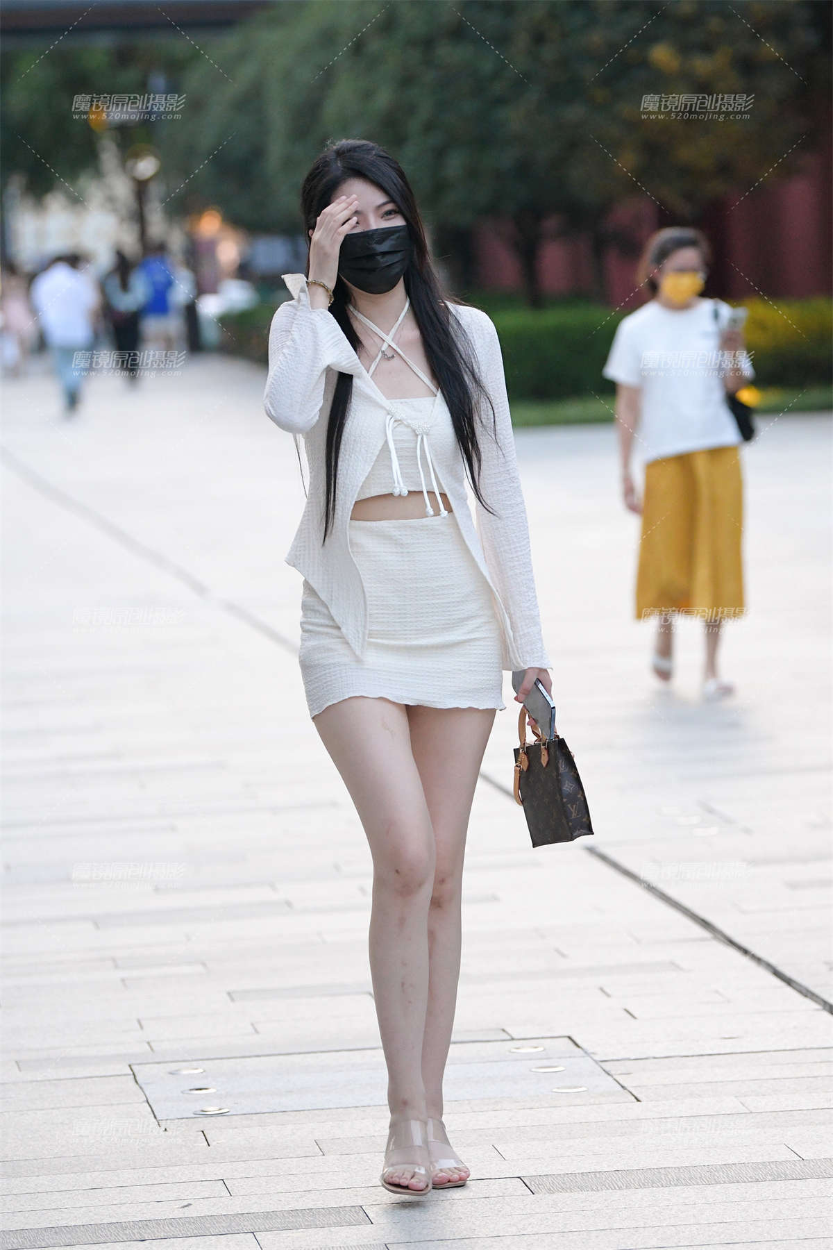 白皙美腿美女-日更街拍