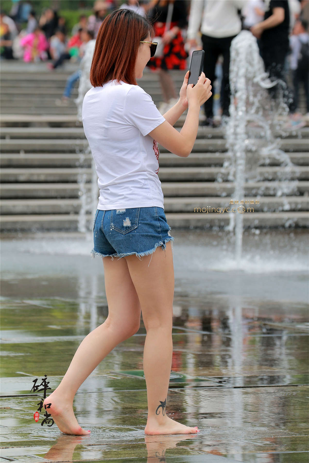 脱了鞋玩水的热裤少妇月牙（20P）-日更街拍