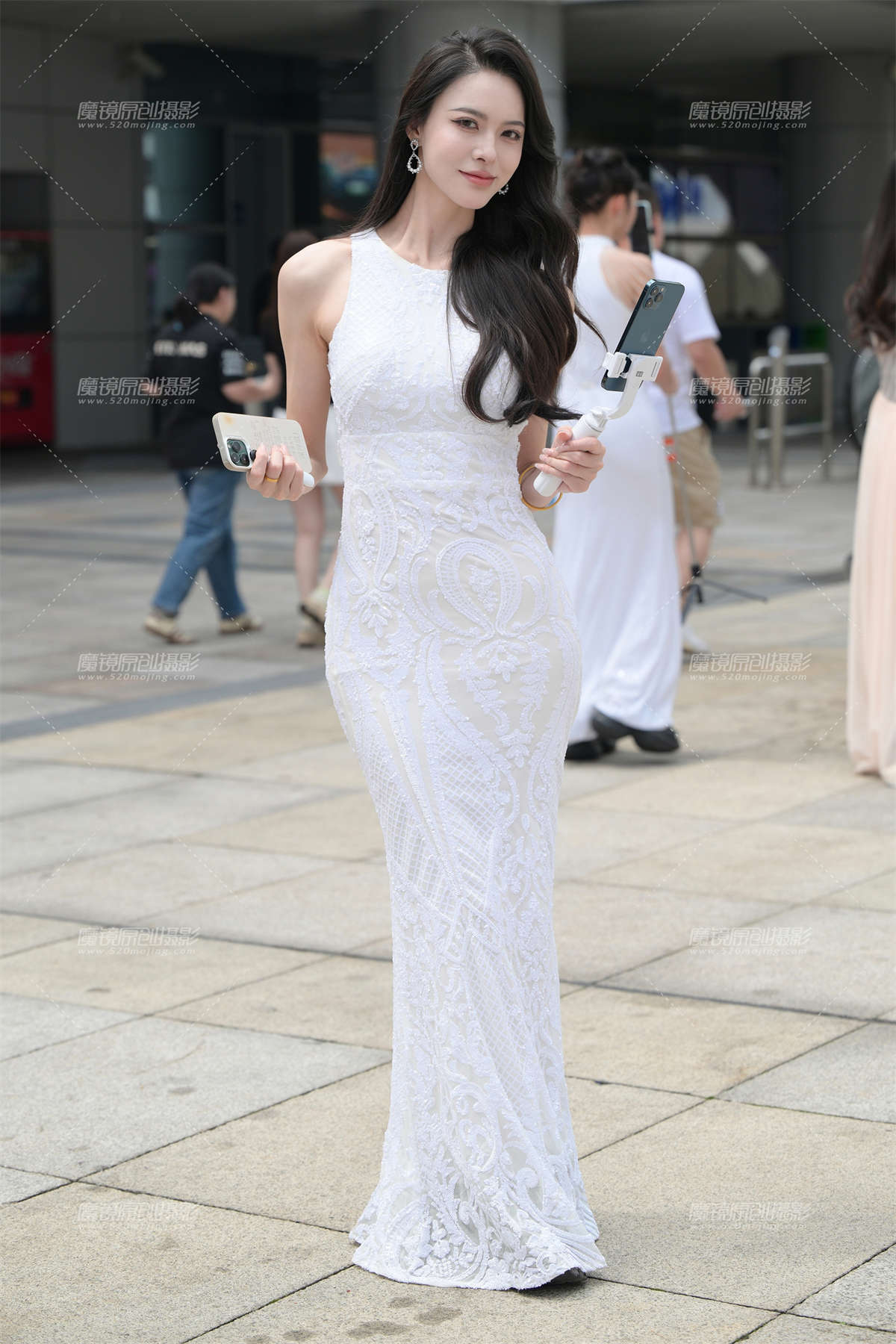 搭讪候场休息翘臀主持-日更街拍