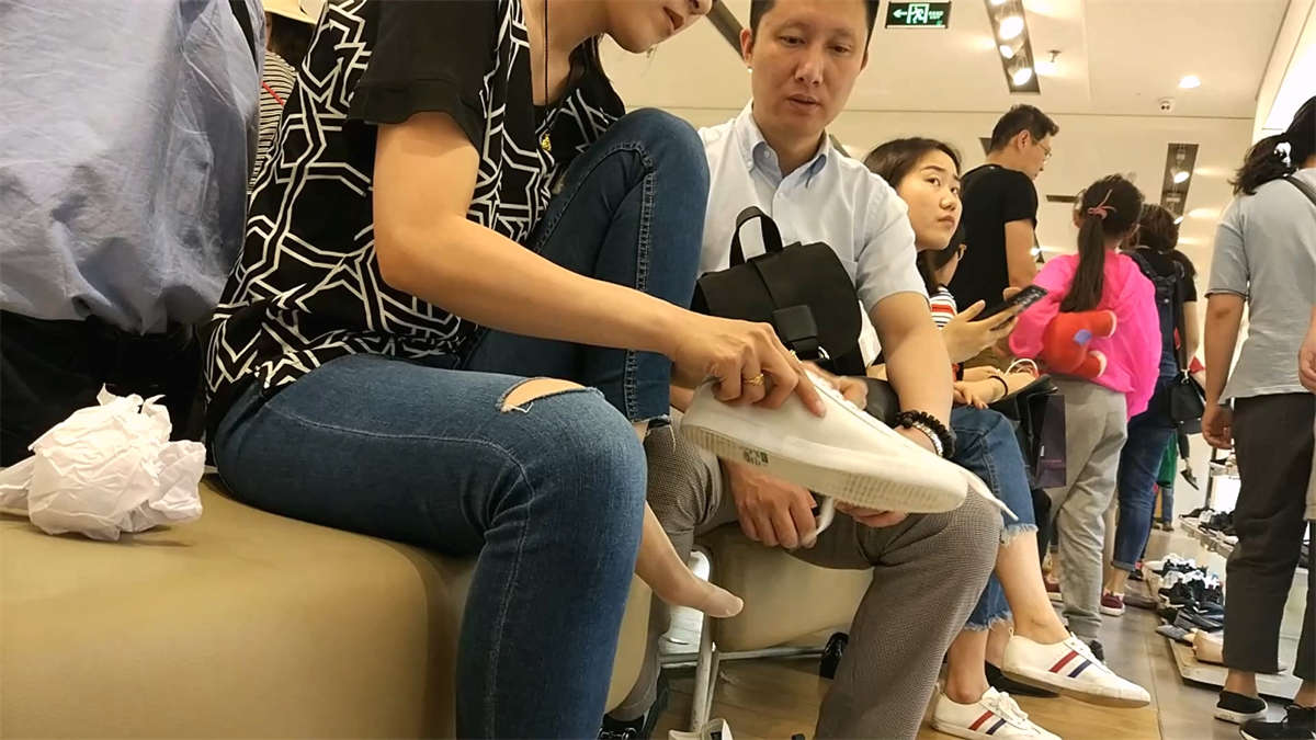图片[2]-鞋店美女换鞋子丝袜脱了有穿-日更街拍