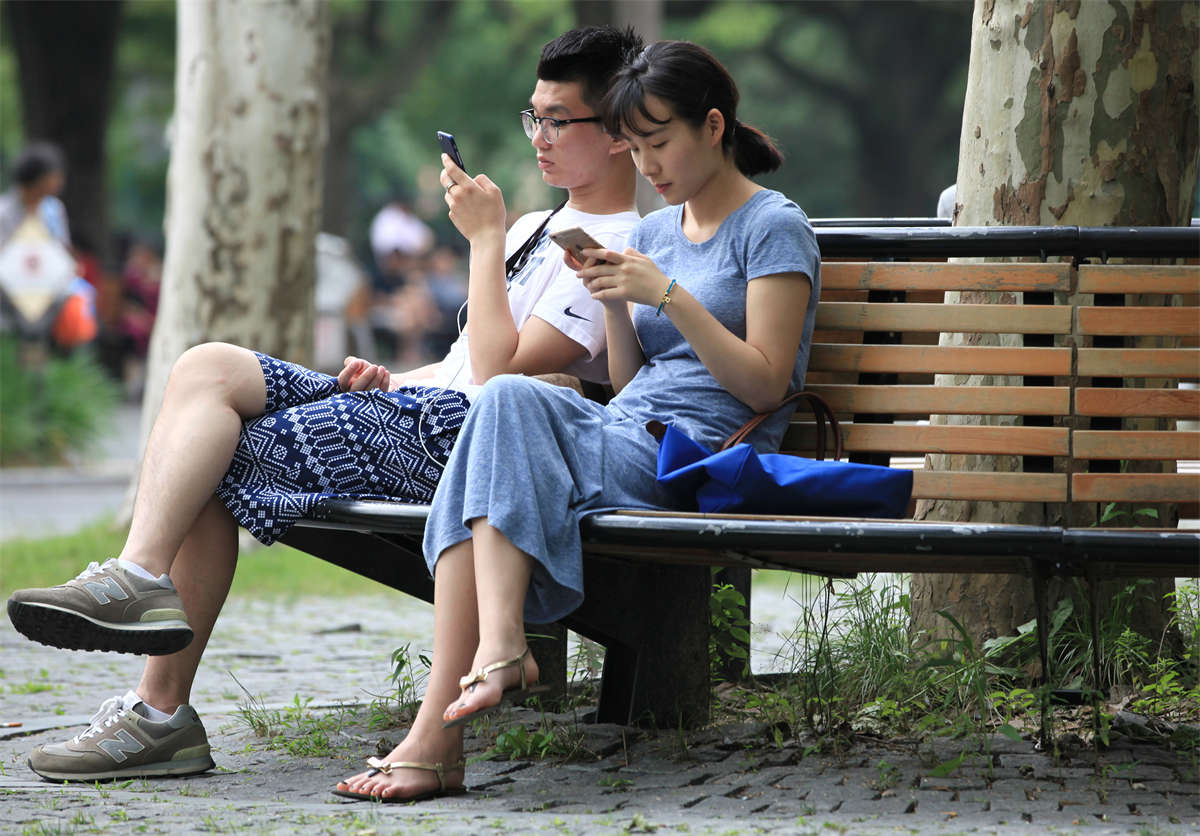 图片[2]-踏青公园街拍系列No.1354 长椅上的一双少女嫩足-日更街拍