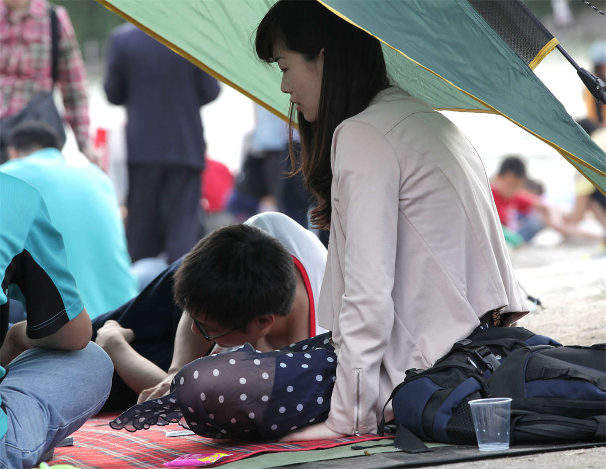 图片[2]-踏青公园街拍系列No.1330 高挑气质女孩，脚也露得颇为冷艳-日更街拍