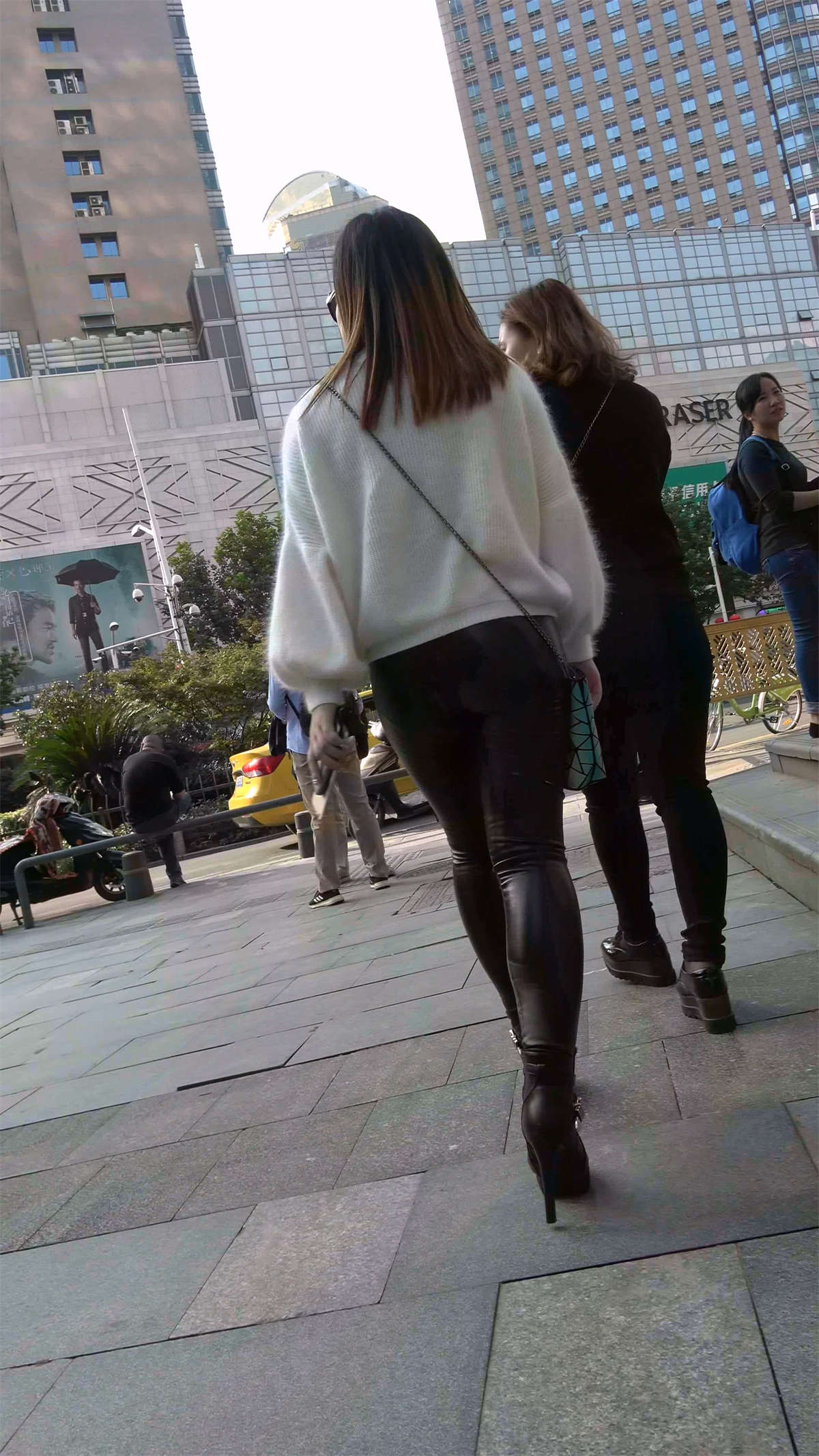 黑色皮裤白色毛衣美女-日更街拍