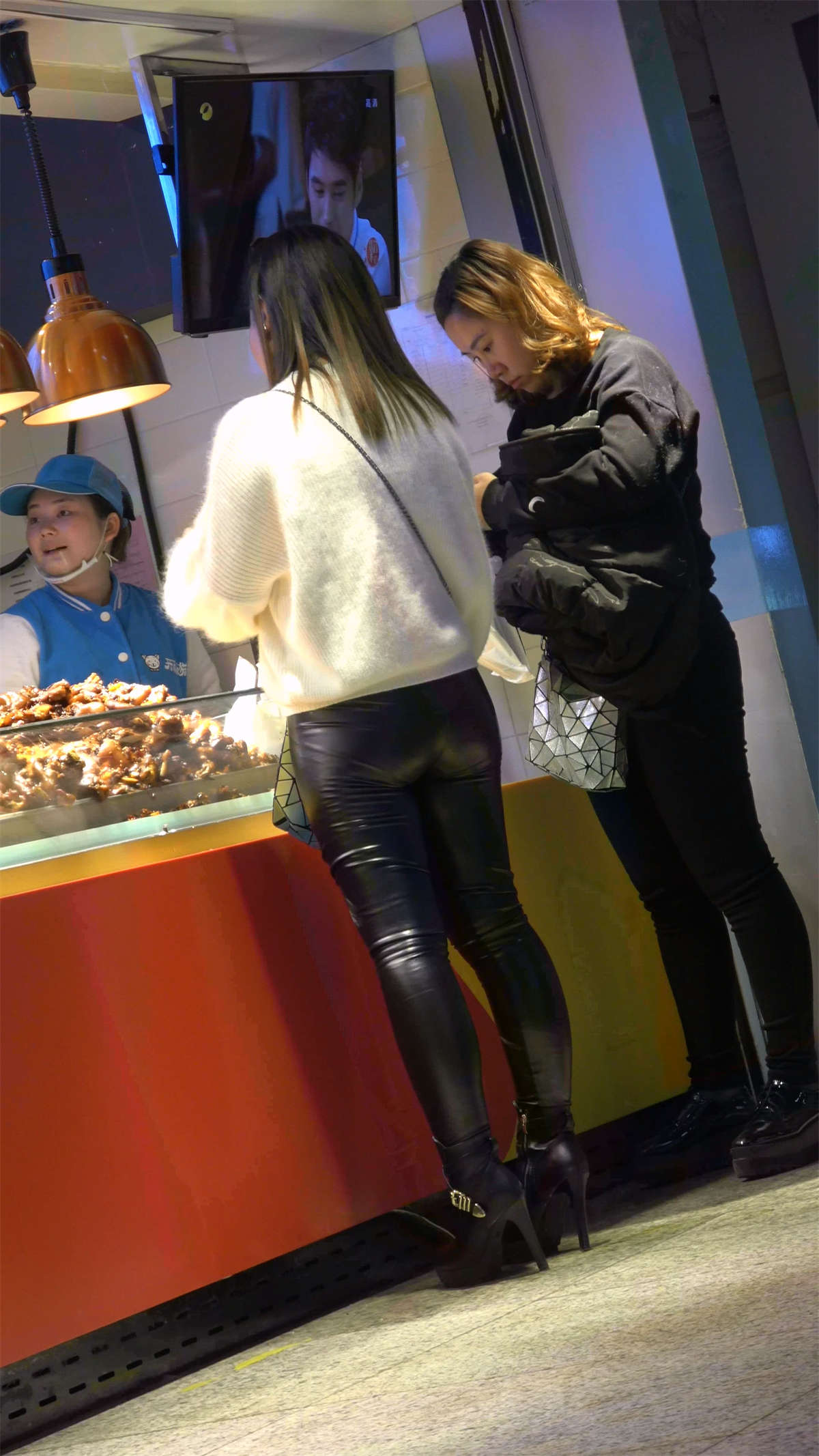 图片[2]-黑色皮裤白色毛衣美女-日更街拍