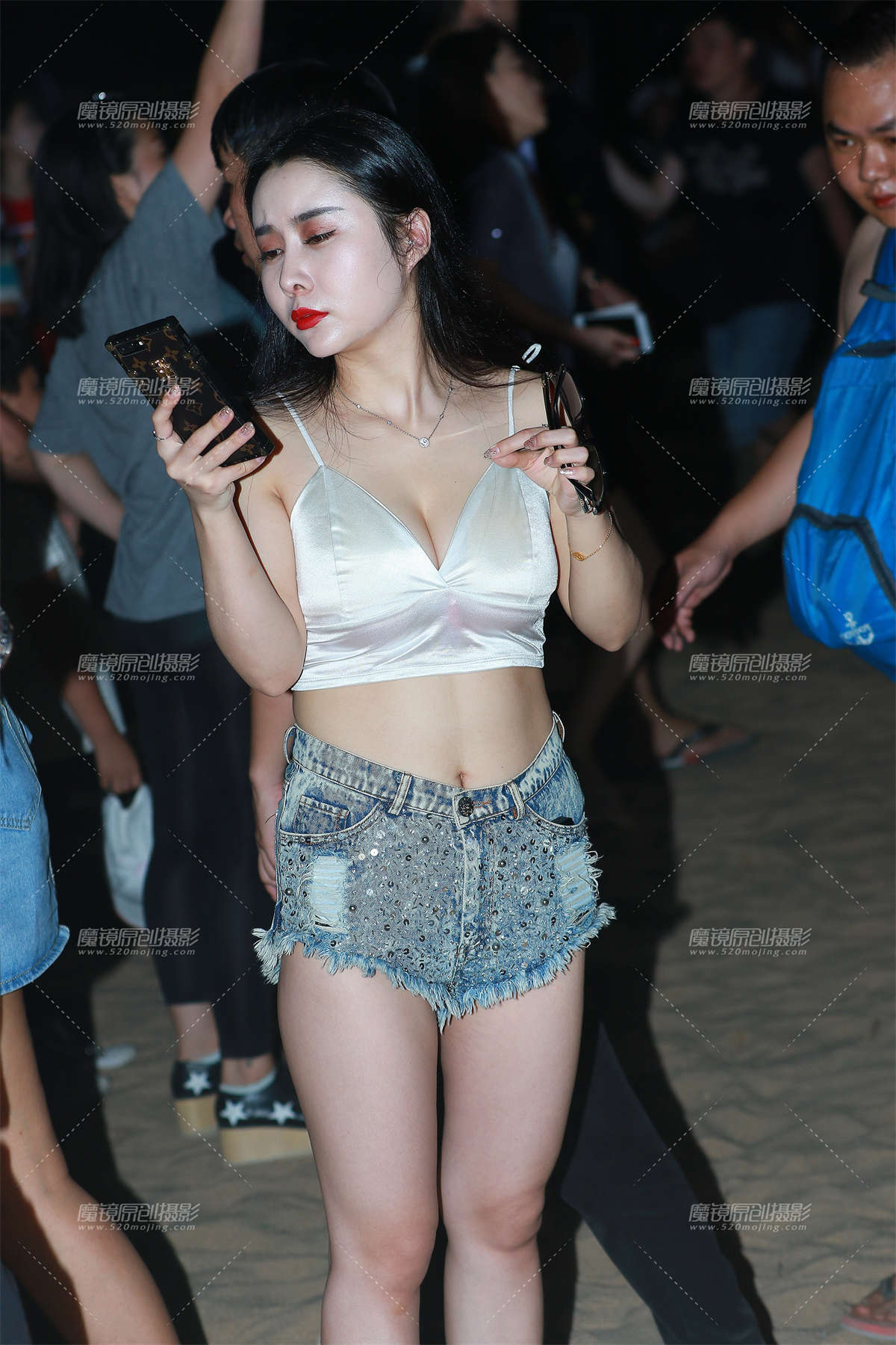 图片[2]-低胸背心，热裤白皙美眉-日更街拍