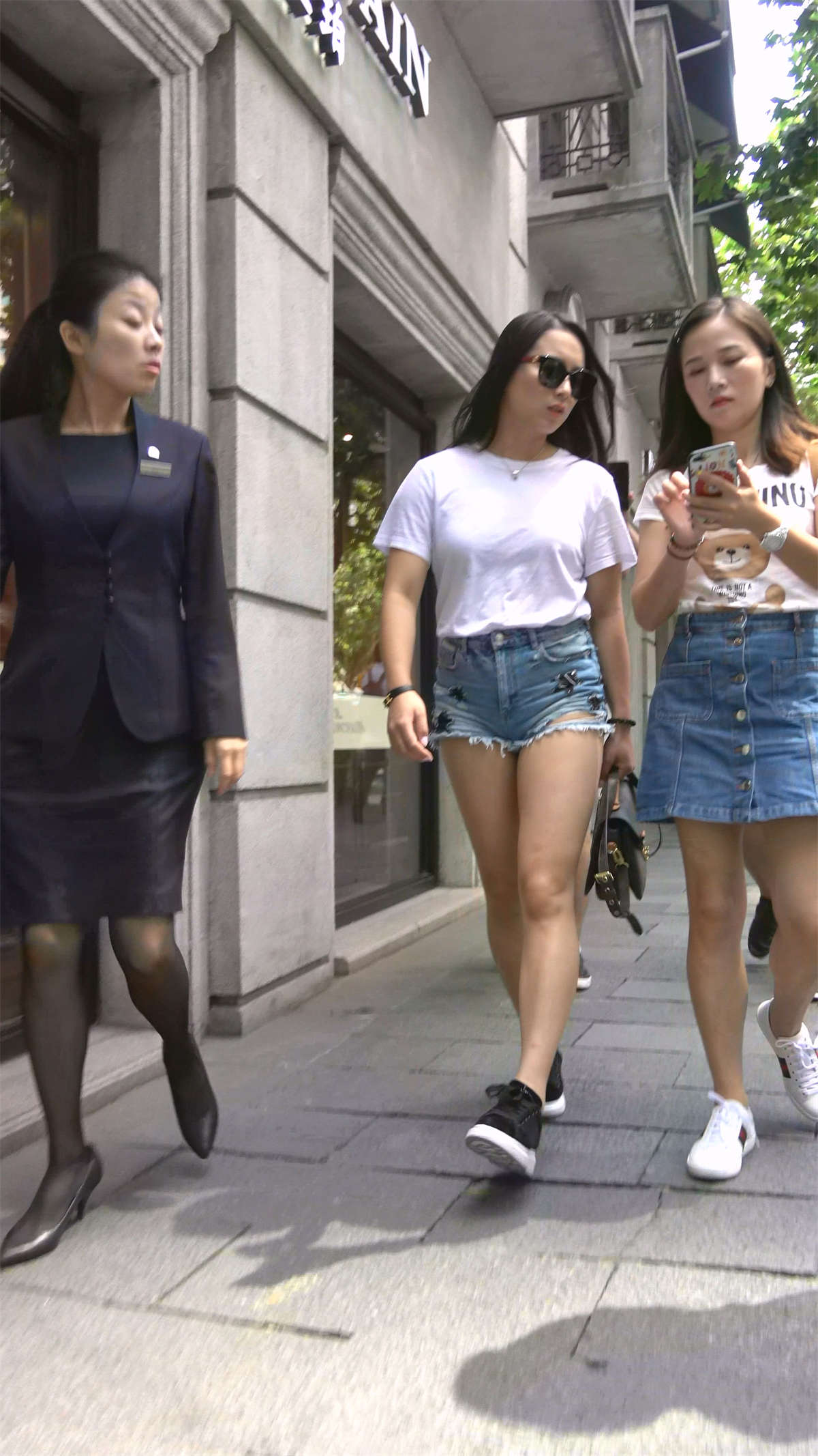 性感肉丰满破洞热裤美女-日更街拍
