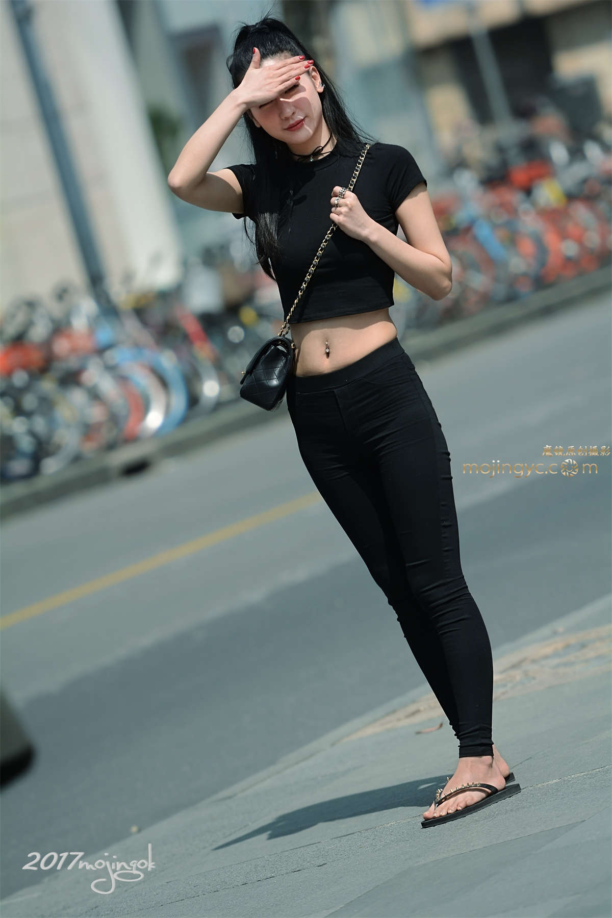 咔喳赛20 凉拖 紧身黑裤（16p）-日更街拍