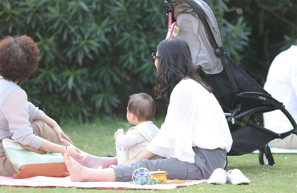 图片[2]-踏青公园街拍系列No.1137 集美艳、雪肌、玉足于一身的极品少妇登场了 第2套-日更街拍