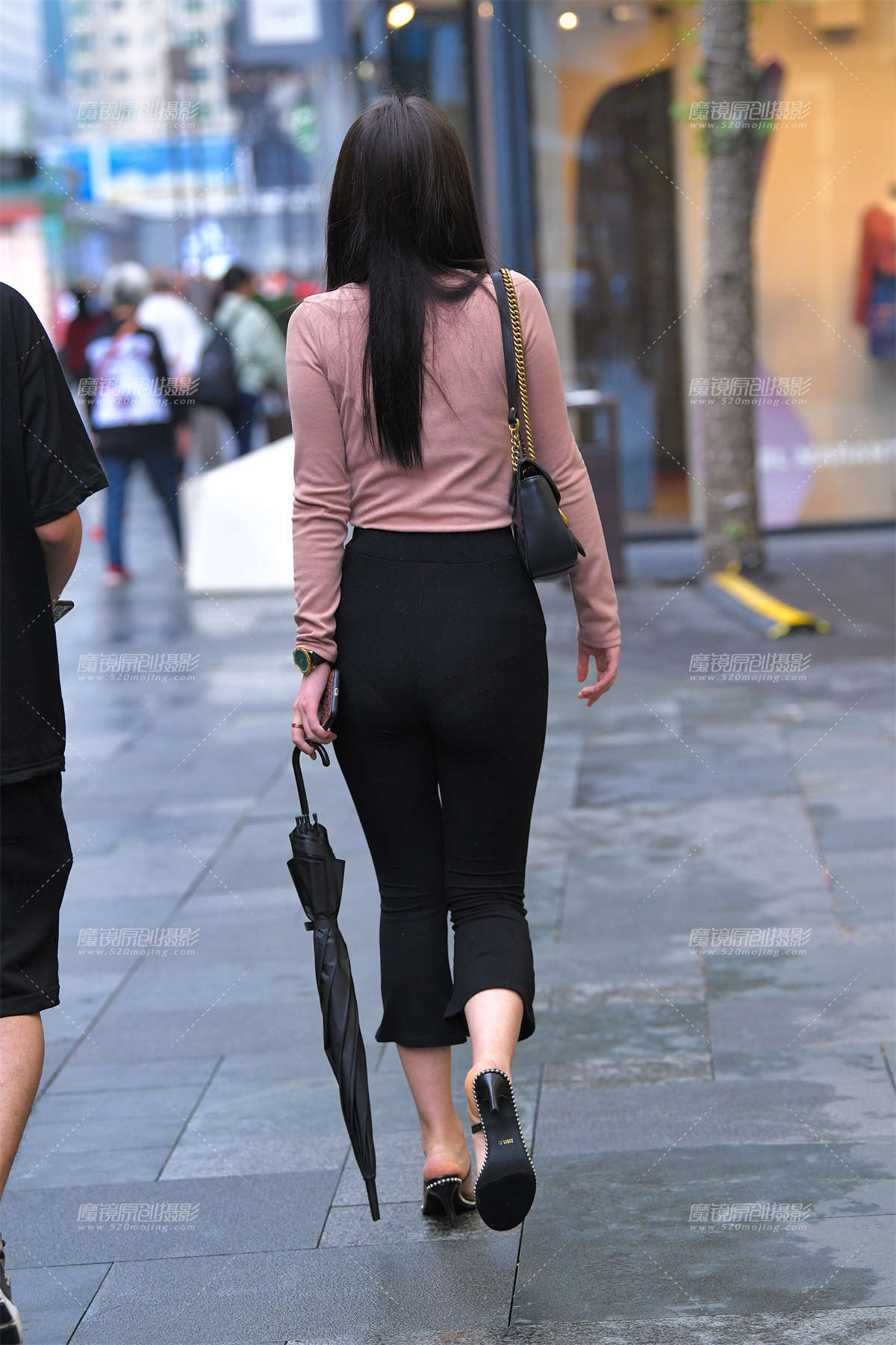 图片[2]-【视觉冲击赛贴】雨后的遇见，紧身黑裤小姐姐-日更街拍