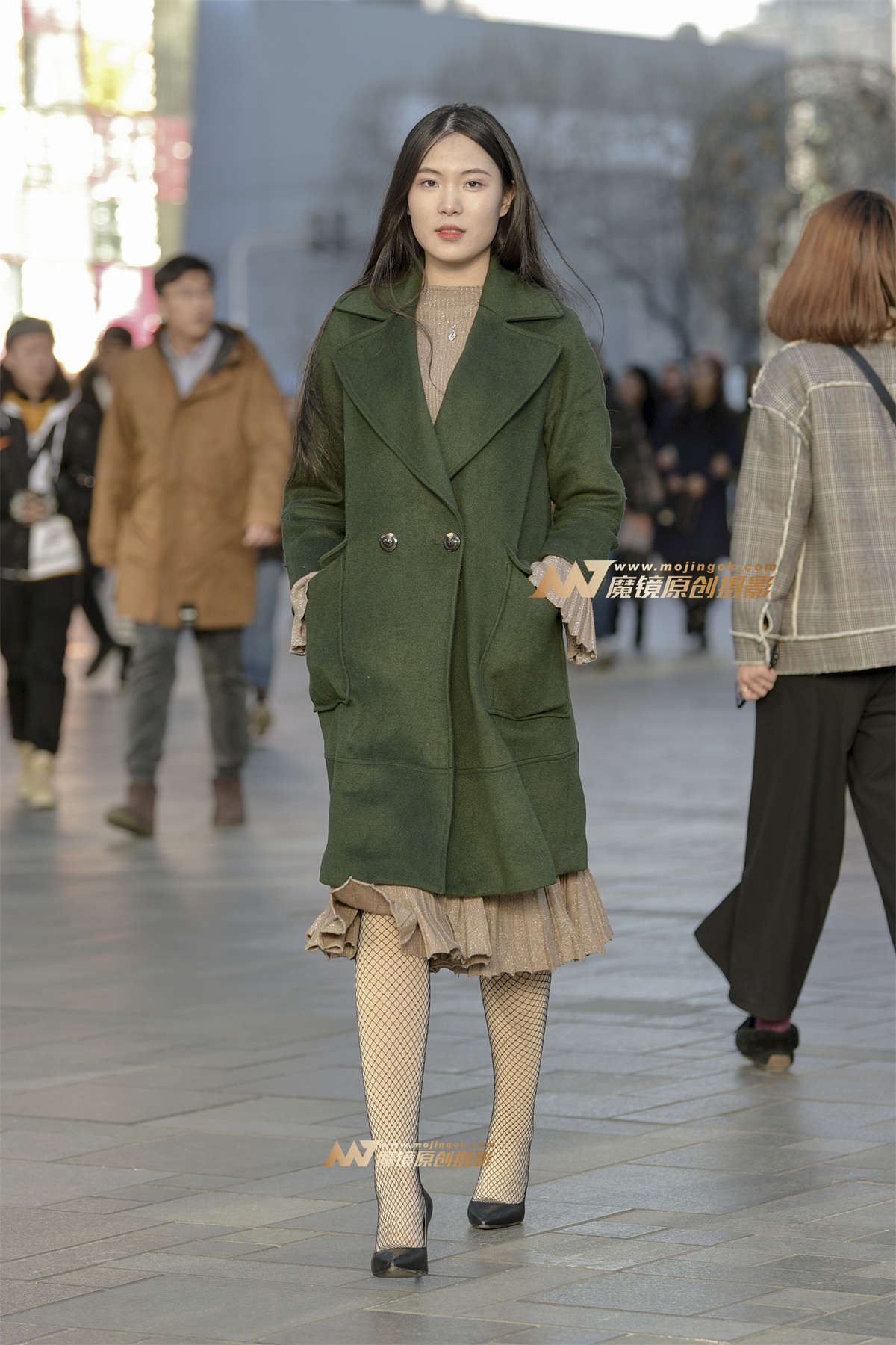 五官清秀的气质美女-日更街拍