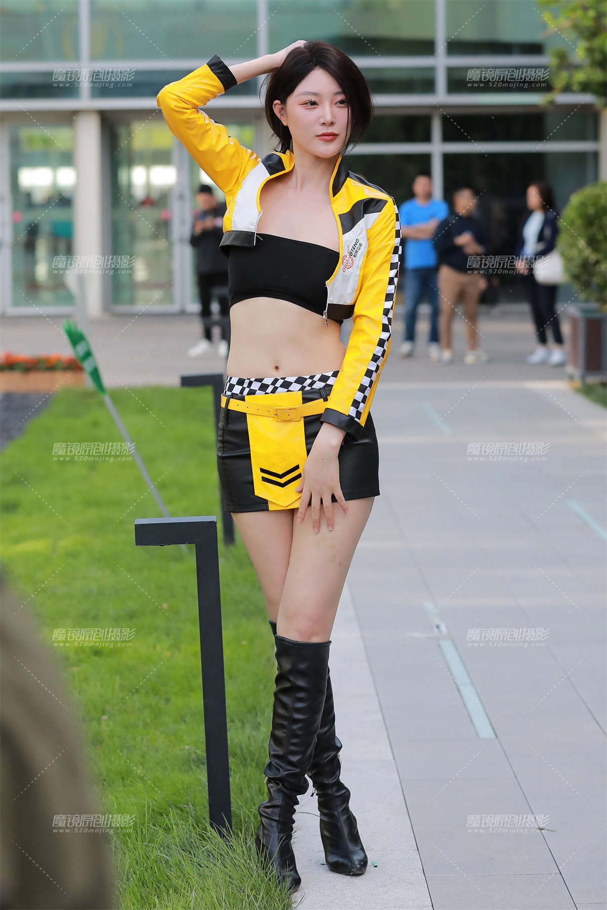 黑皮包臀裙美女-日更街拍