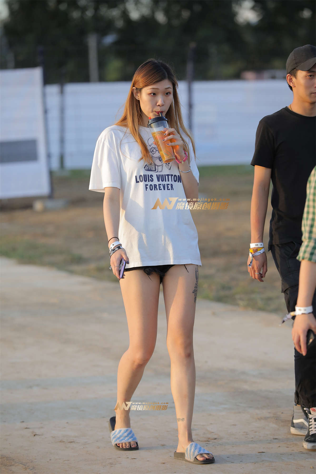 【视觉冲击赛贴】黄昏下的热裤月牙女友-日更街拍