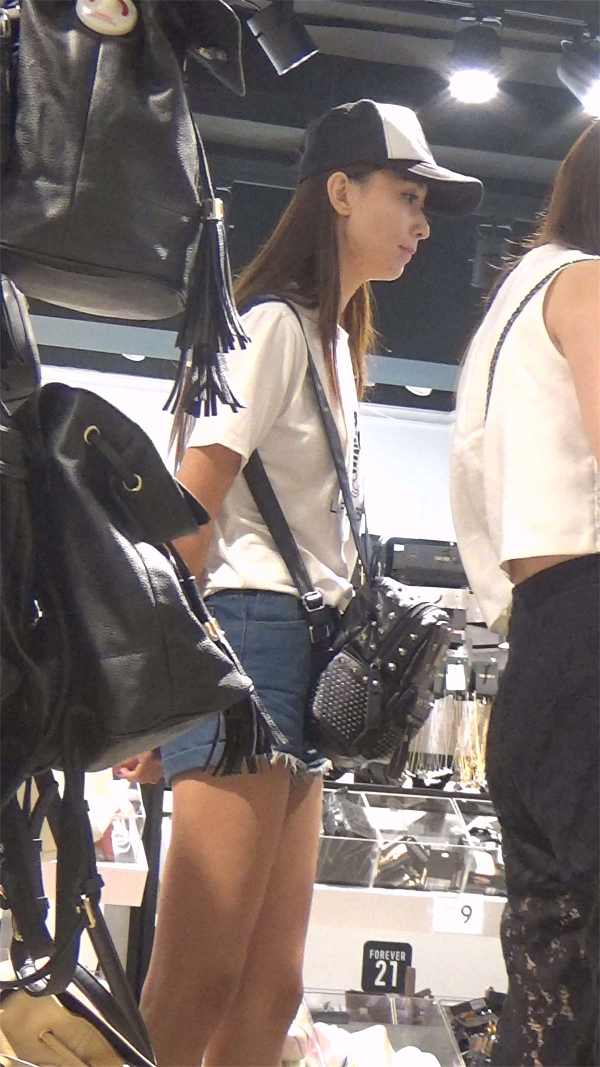 图片[2]-鸭舌帽辣妹极致美腿-日更街拍