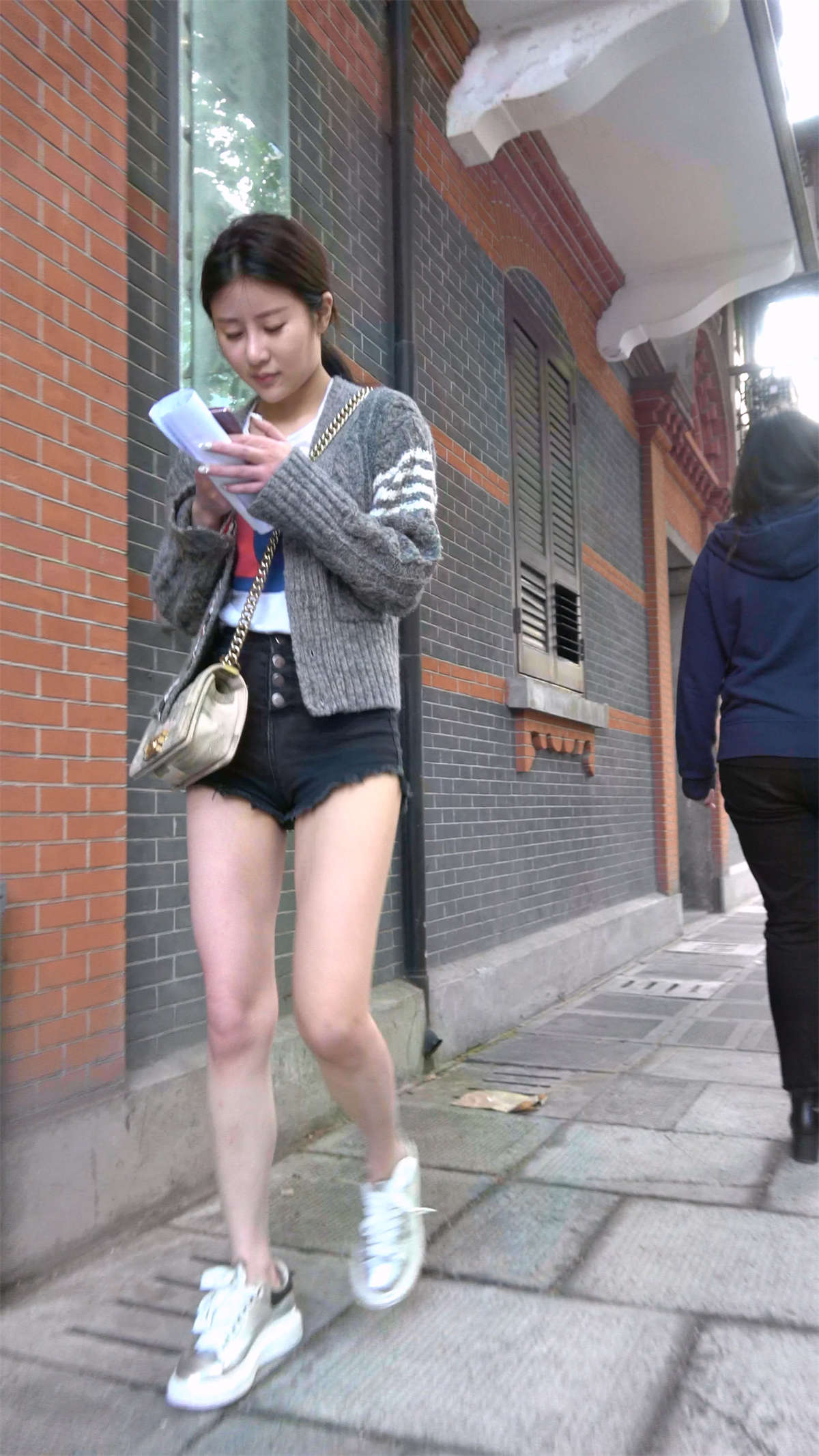 图片[2]-气质热裤美颜漂亮小姐姐-日更街拍