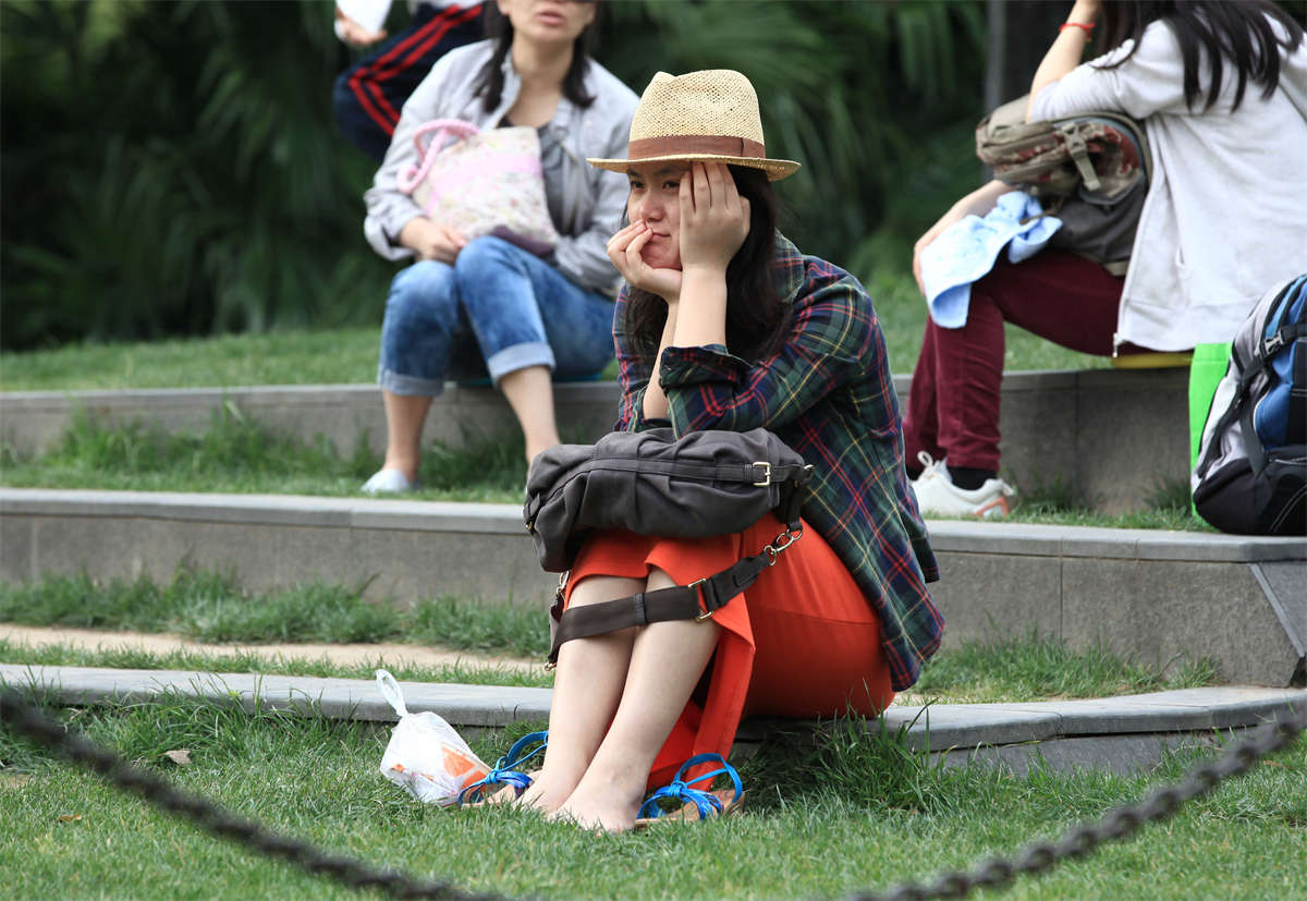 踏青公园街拍系列No.1331 高挑红裙女孩光脚走在草地上的样子吸引了我-日更街拍