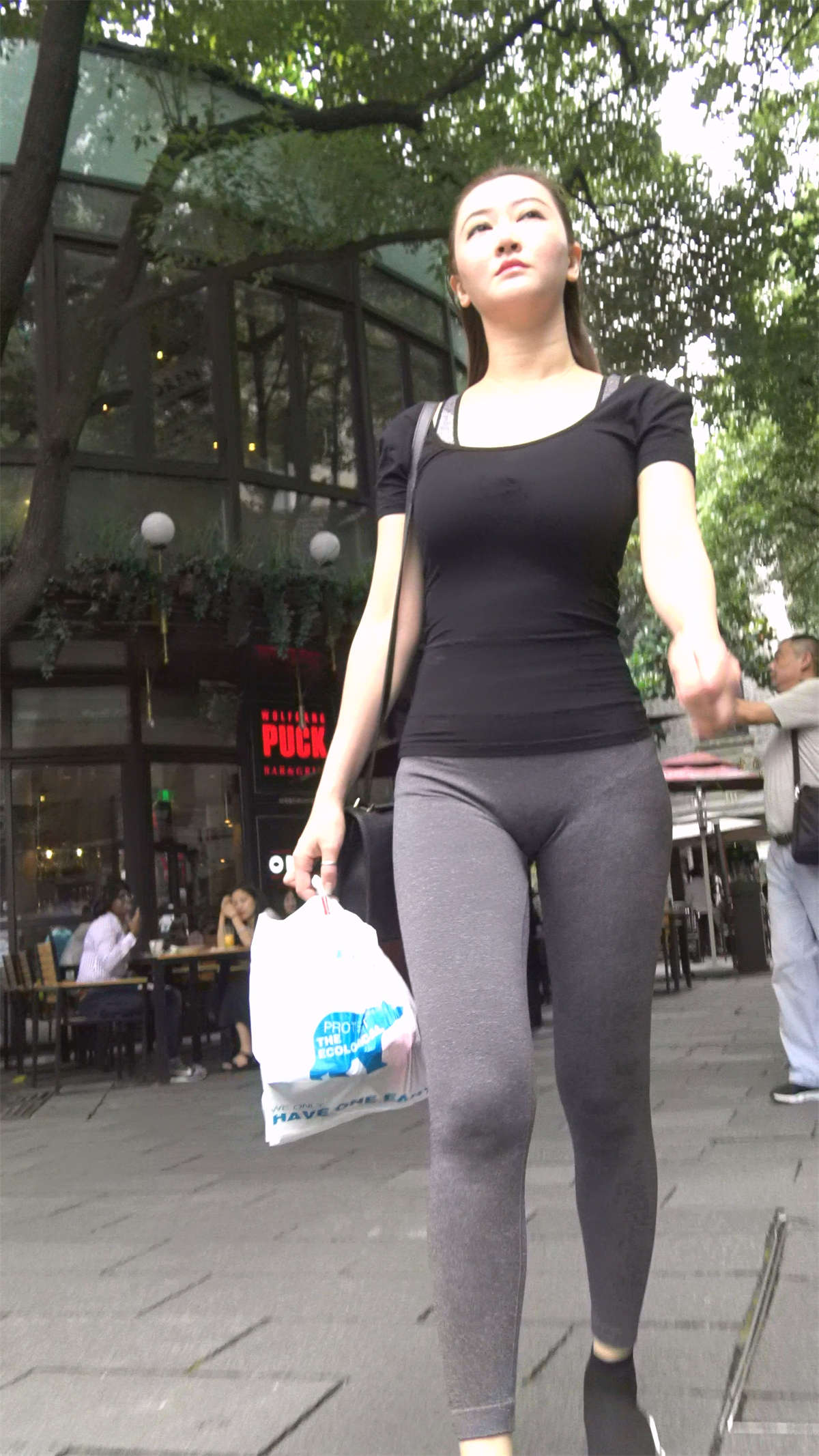 图片[2]-性感诱人紧身瑜伽裤运动MM-日更街拍