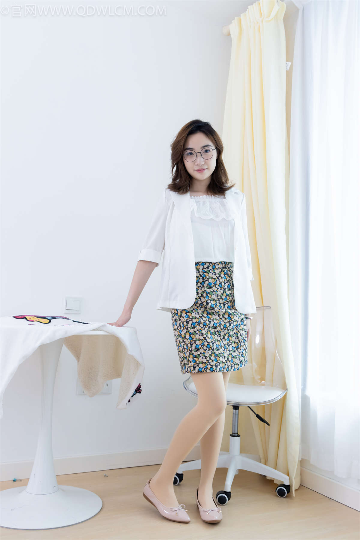 物恋传媒 NO.2273 恬恬-平底鞋、厚肉丝、老头乐挠脚剧情-日更街拍